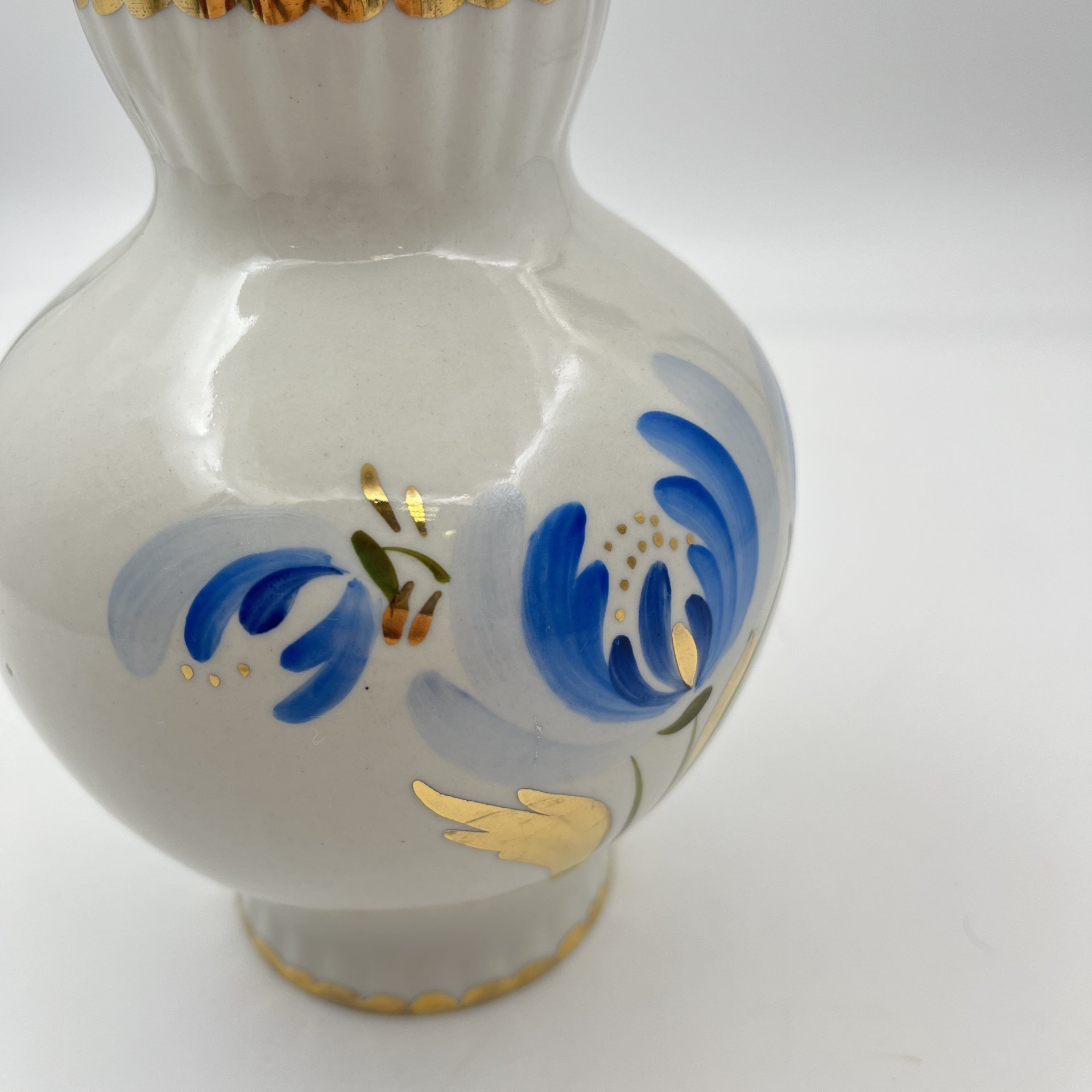 Ваза с декором в виде синих цветов, фарфор, роспись, золочение, Ленинградский опытный завод (ЛОЗ), СССР, 1973-1983 гг.