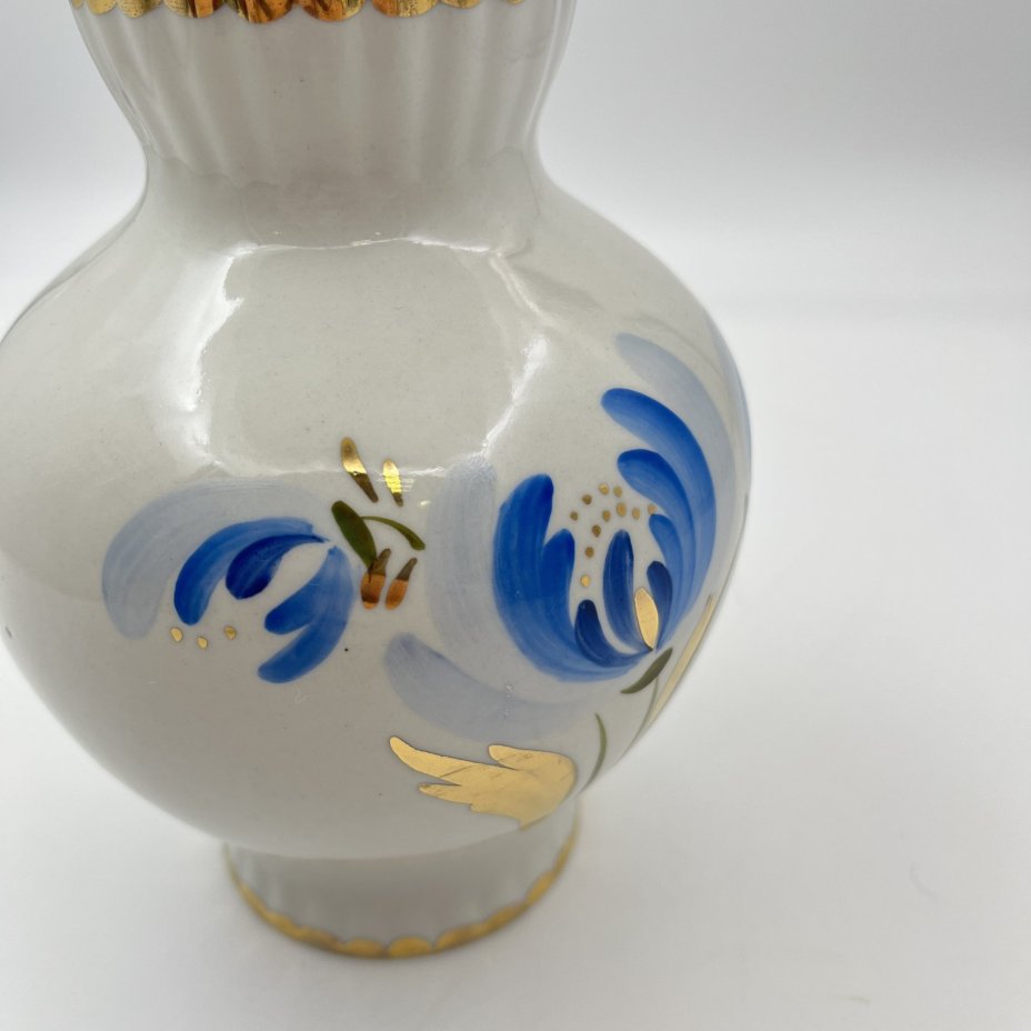 Ваза с декором в виде синих цветов, фарфор, роспись, золочение, Ленинградский опытный завод (ЛОЗ), СССР, 1973-1983 гг.