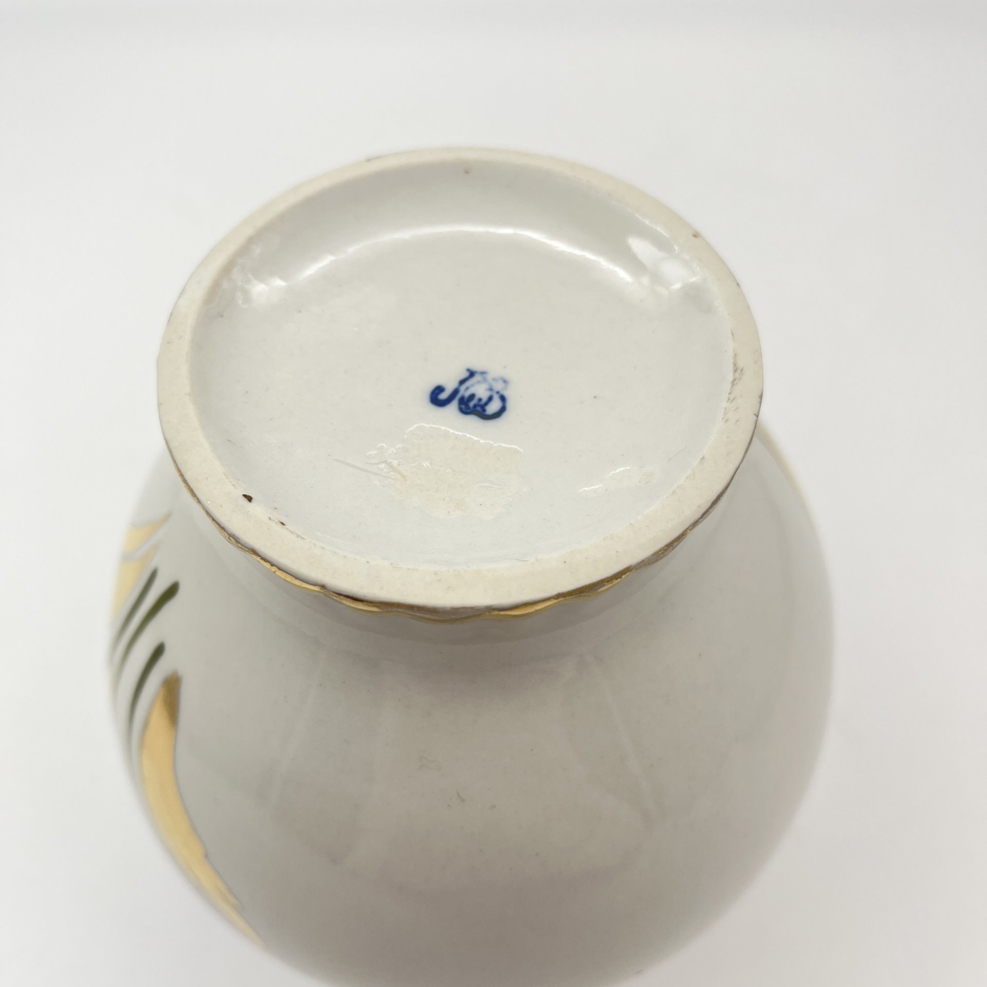 Ваза с декором в виде синих цветов, фарфор, роспись, золочение, Ленинградский опытный завод (ЛОЗ), СССР, 1973-1983 гг.