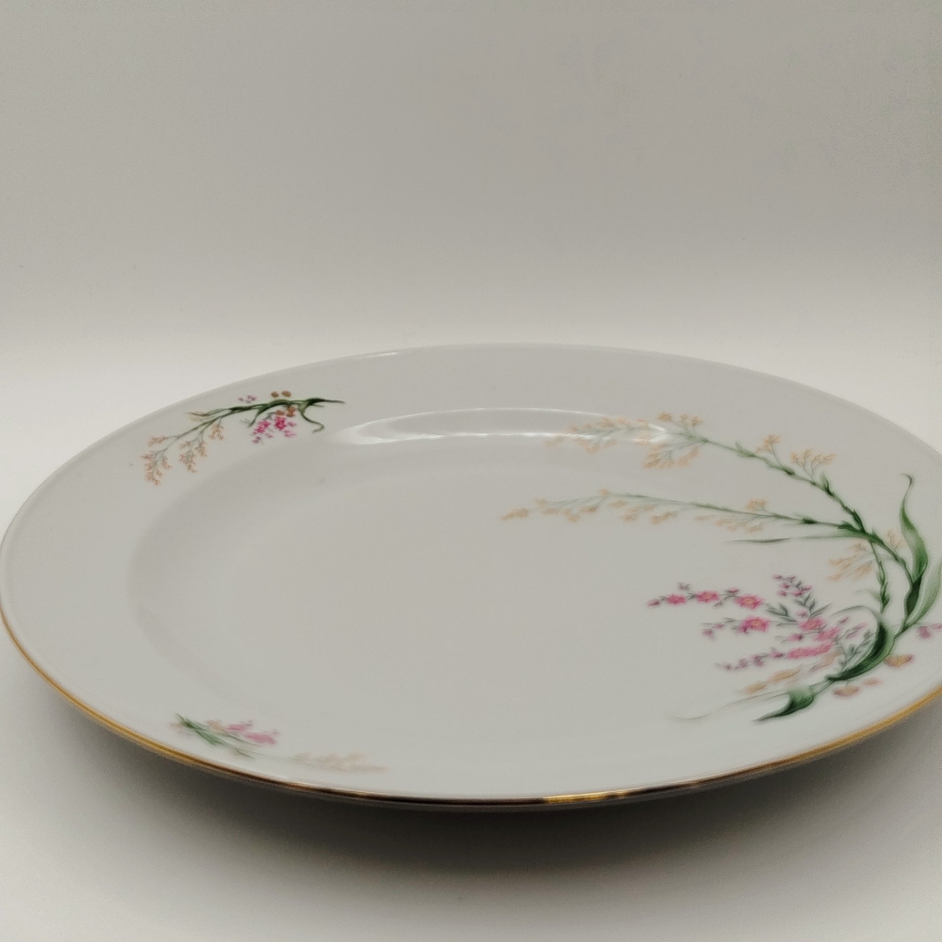 Блюдо круглой формы, украшенное цветочным декором, фарфор, деколь, золочение, Bareuther & Co., Bavaria, Германия, 1931-1945 гг.