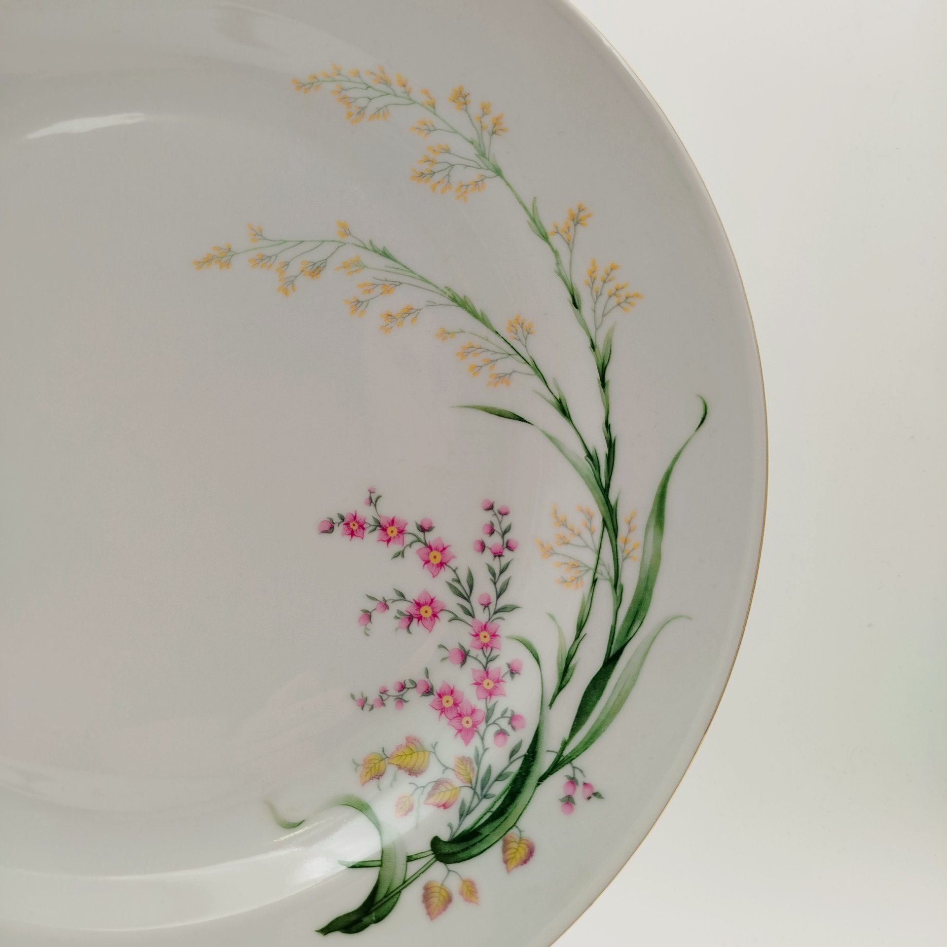 Блюдо круглой формы, украшенное цветочным декором, фарфор, деколь, золочение, Bareuther & Co., Bavaria, Германия, 1931-1945 гг.