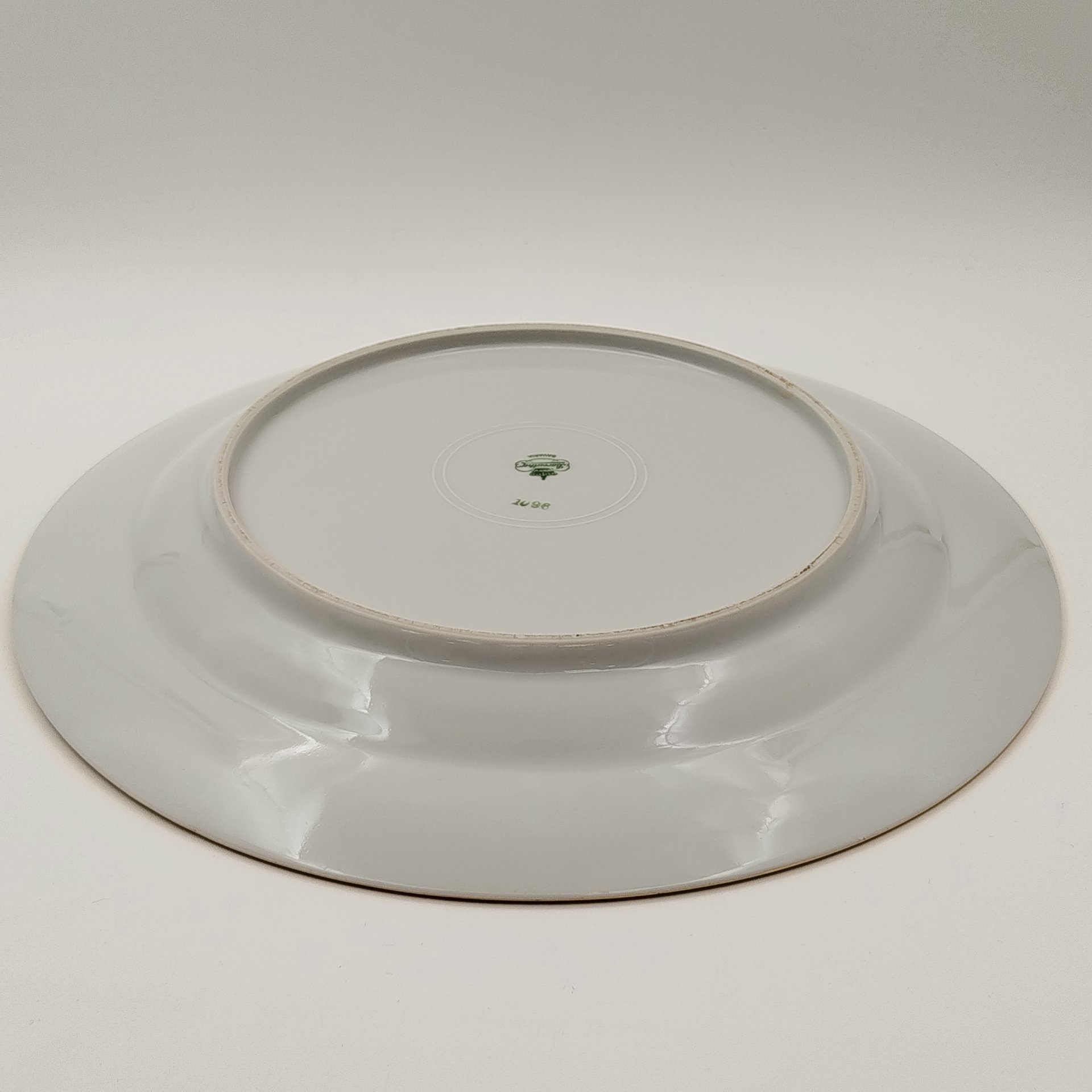 Блюдо круглой формы, украшенное цветочным декором, фарфор, деколь, золочение, Bareuther & Co., Bavaria, Германия, 1931-1945 гг.