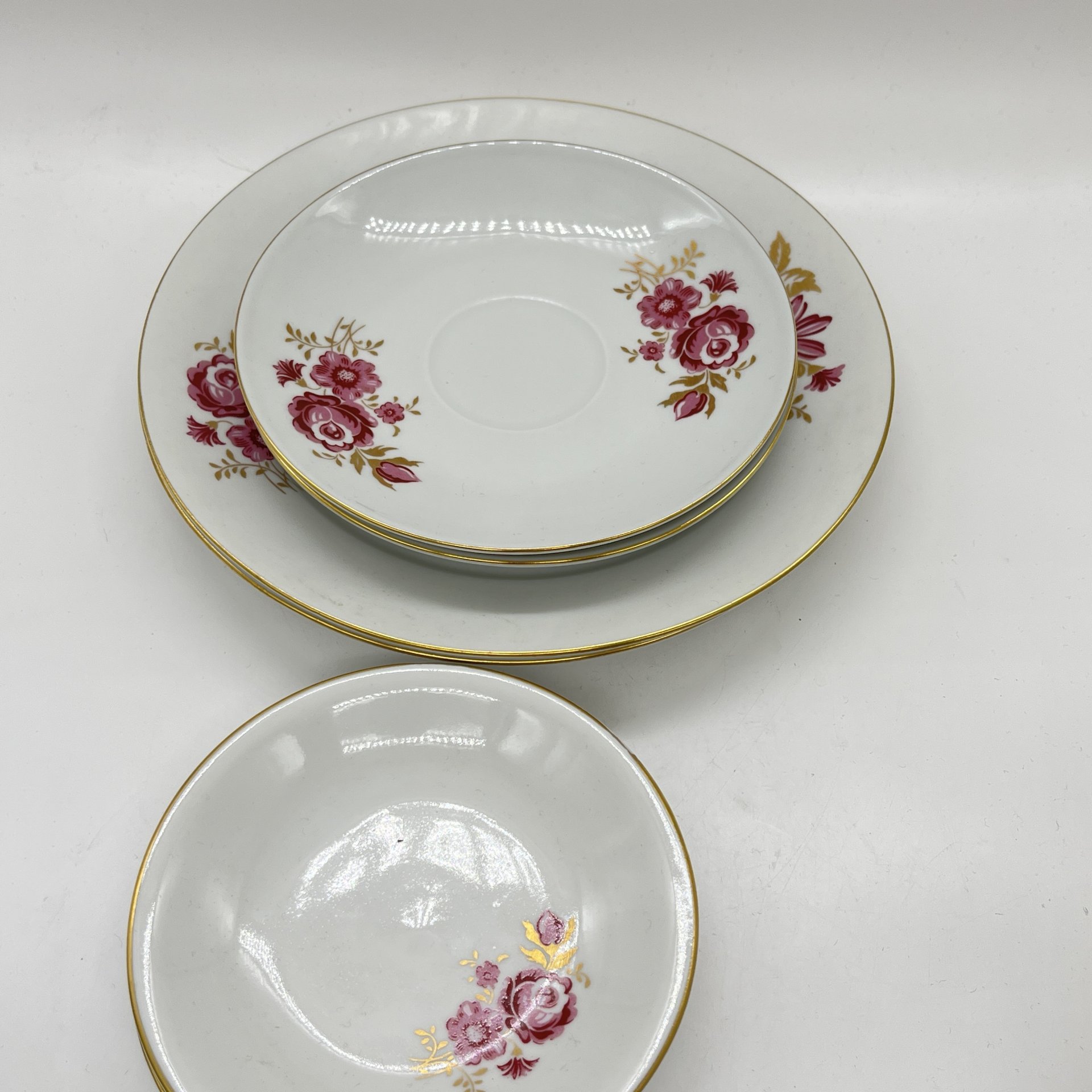 Набор десертный из 6 десертных тарелок с цветочным декором, фарфор, деколь, золочение, Freiberger Porzellan, ГДР, 1970-1995 гг.