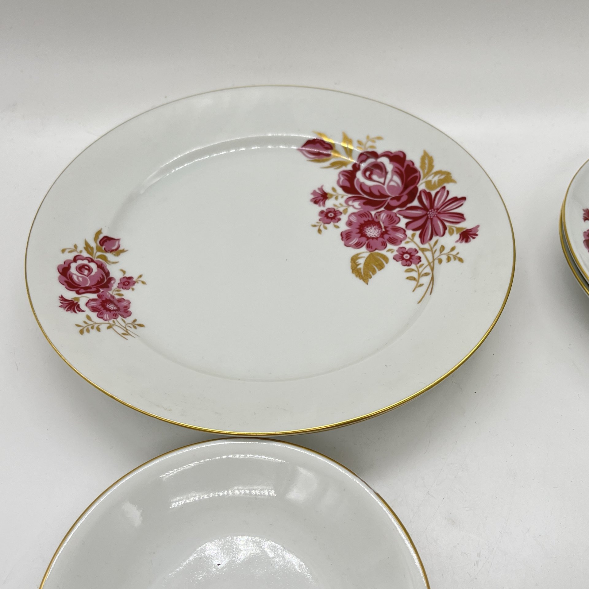 Набор десертный из 6 десертных тарелок с цветочным декором, фарфор, деколь, золочение, Freiberger Porzellan, ГДР, 1970-1995 гг.