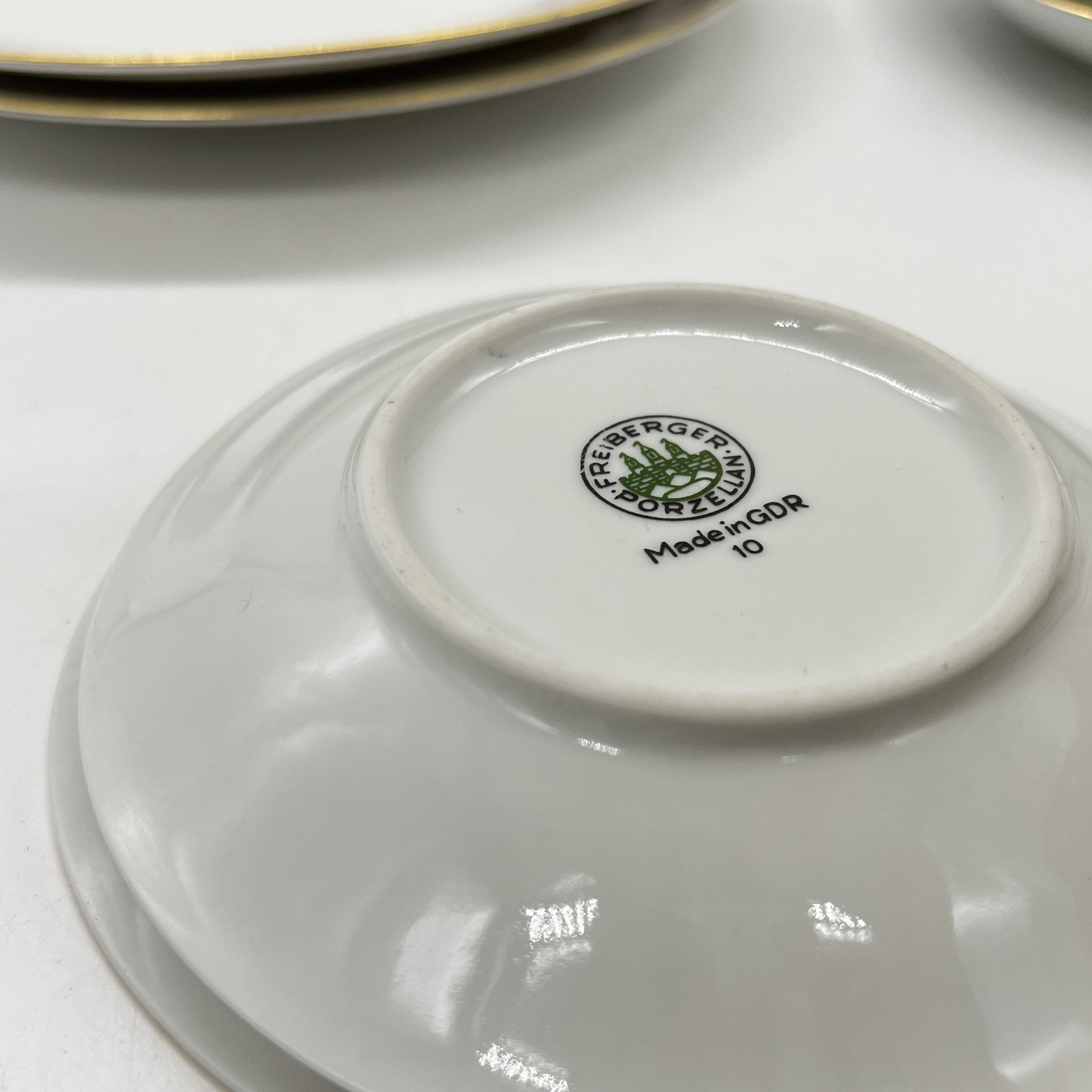 Набор десертный из 6 десертных тарелок с цветочным декором, фарфор, деколь, золочение, Freiberger Porzellan, ГДР, 1970-1995 гг.