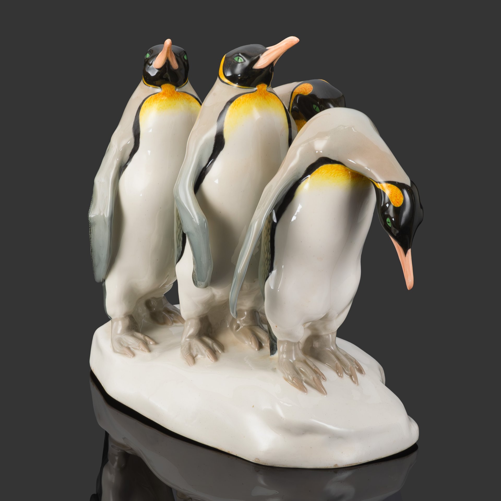 Скульптурная композиция "Пингвины", модель № V145, автор модели Erich Hösel (Эрих Хезель), фарфор, роспись, Meissen (Мейсенский фарфор), Германия, 1934-1945 гг.
