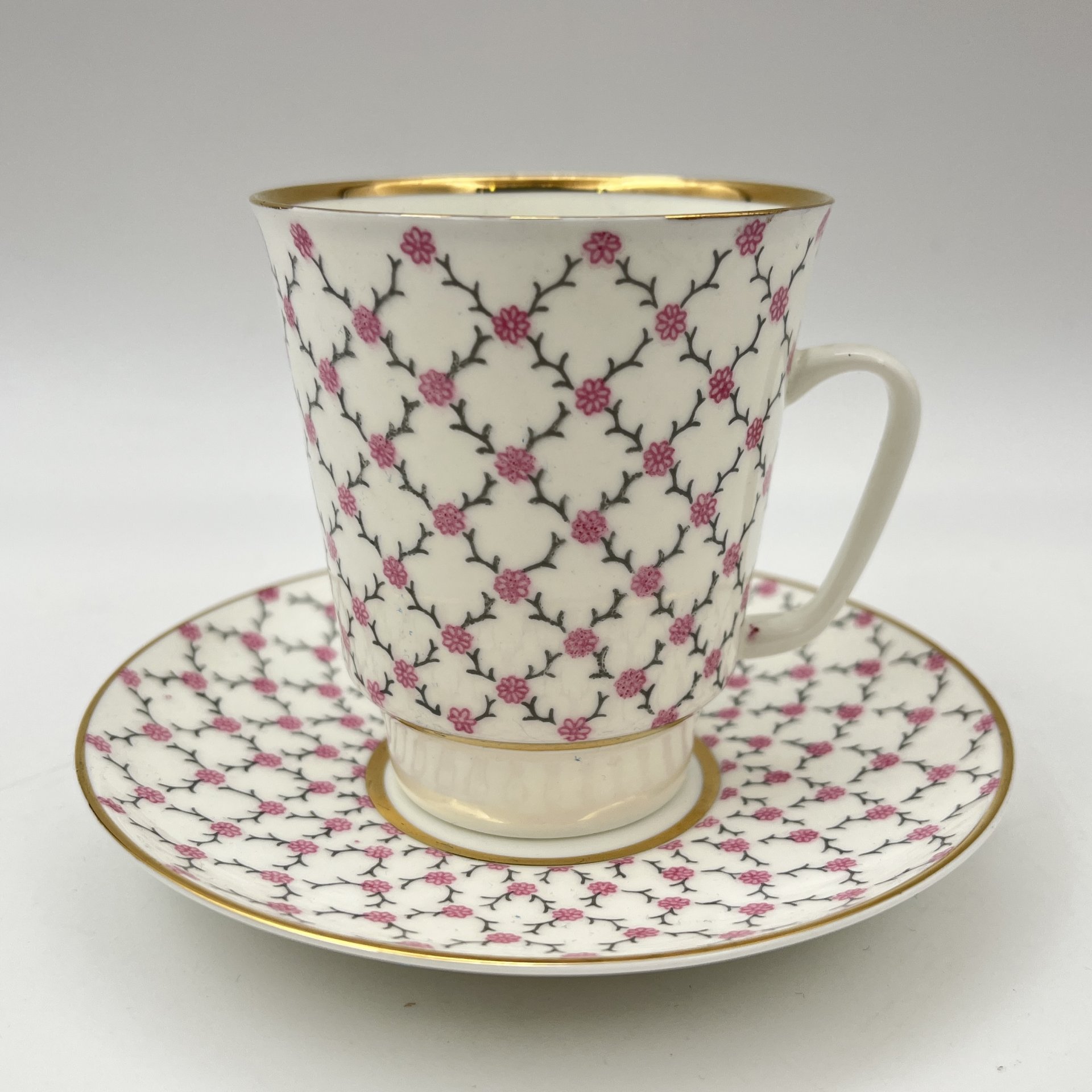 Кофейная пара "Розовая сетка", форма "Майская", автор формы Э.М. Криммер, автор рисунка Л.С. Лобанкова