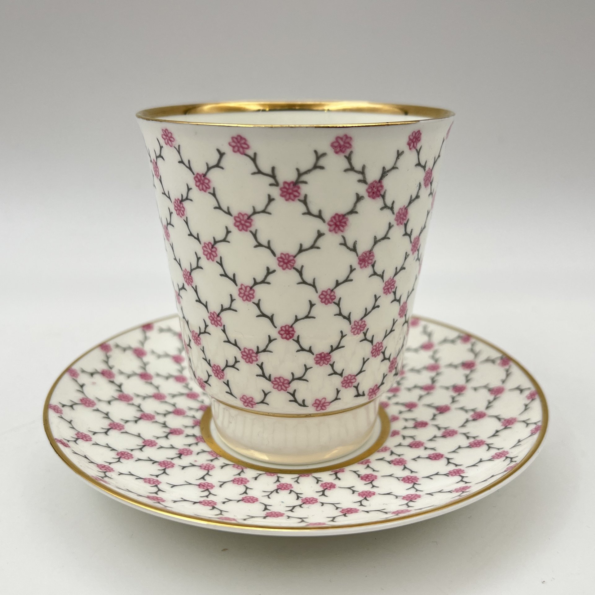 Кофейная пара "Розовая сетка", форма "Майская", автор формы Э.М. Криммер, автор рисунка Л.С. Лобанкова