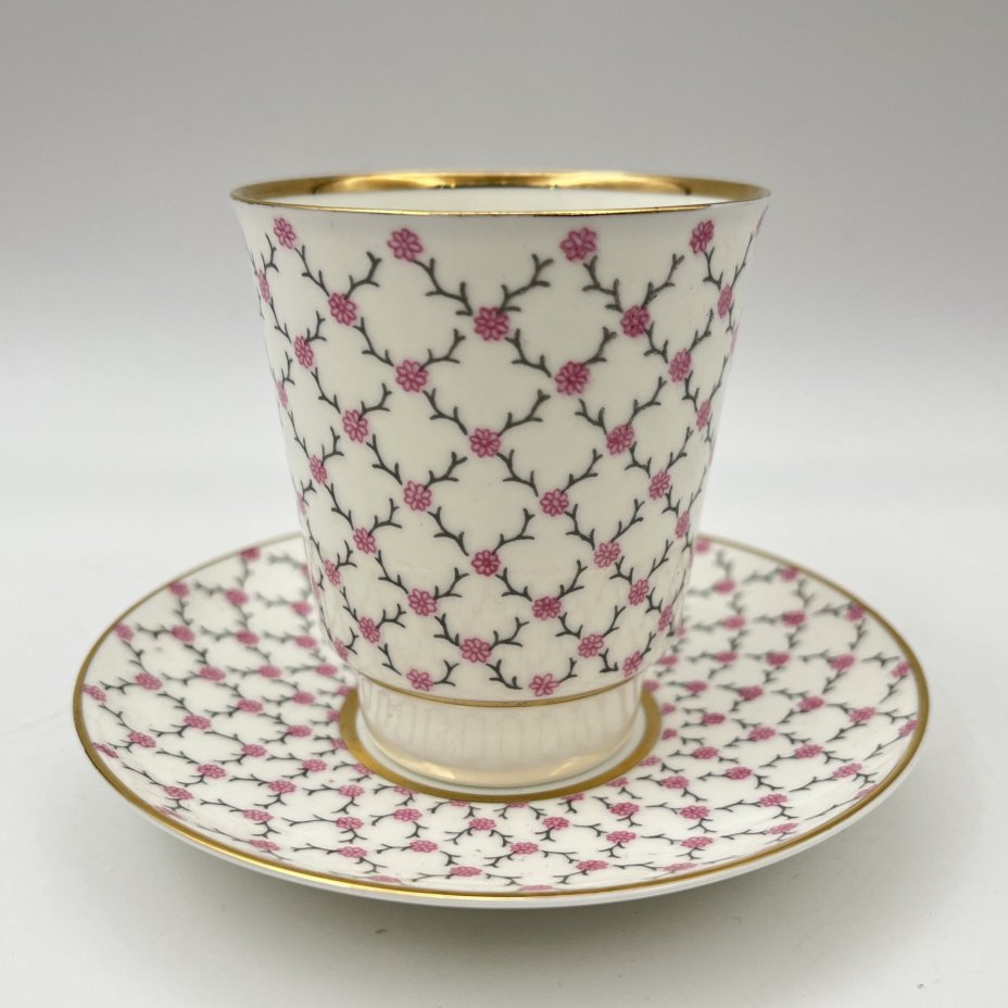 Кофейная пара "Розовая сетка", форма "Майская", автор формы Э.М. Криммер, автор рисунка Л.С. Лобанкова