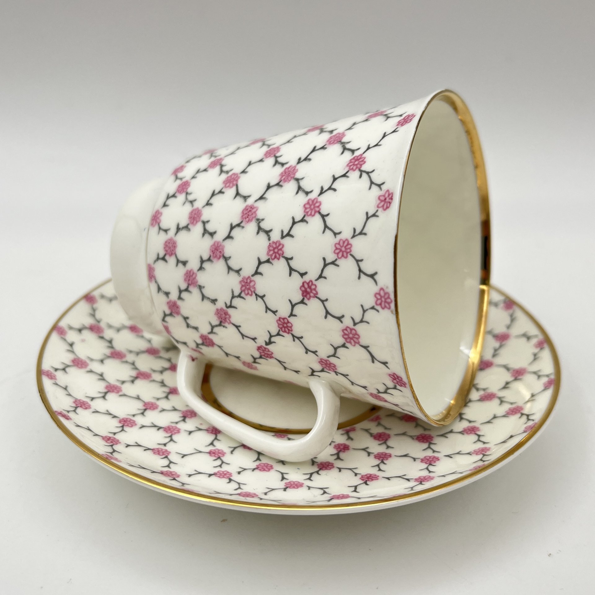 Кофейная пара "Розовая сетка", форма "Майская", автор формы Э.М. Криммер, автор рисунка Л.С. Лобанкова