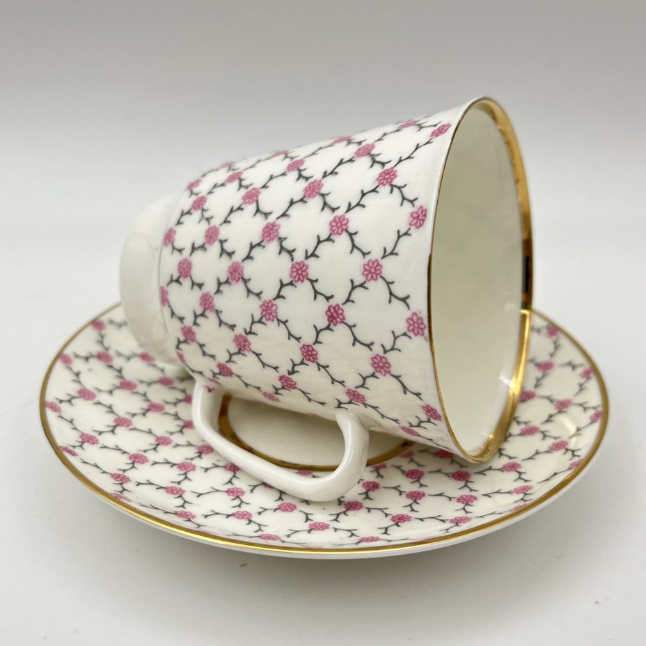 Кофейная пара "Розовая сетка", форма "Майская", автор формы Э.М. Криммер, автор рисунка Л.С. Лобанкова