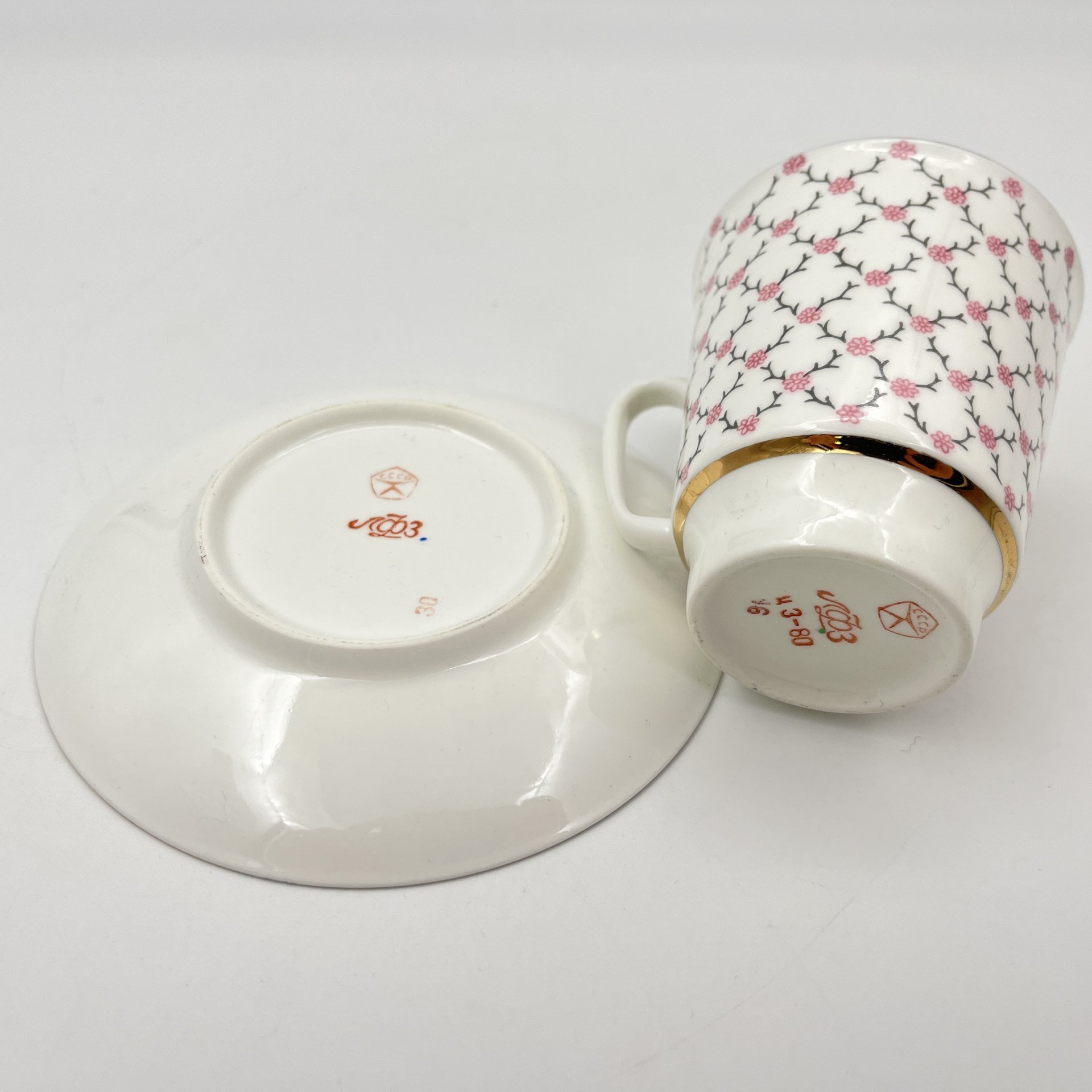 Кофейная пара "Розовая сетка", форма "Майская", автор формы Э.М. Криммер, автор рисунка Л.С. Лобанкова