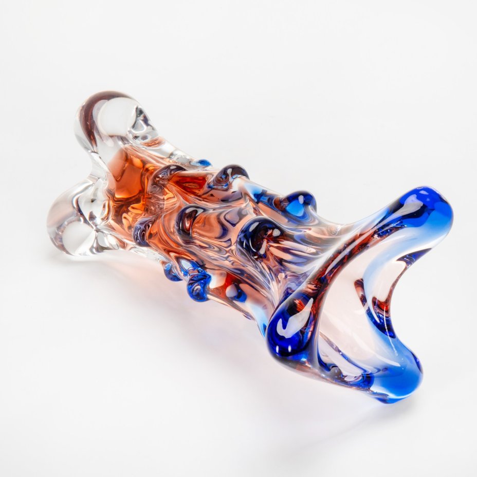 Ваза оригинальной формы сине-розового оттенка, Mstisov Glassworks (Стекольный завод в Мстишов)