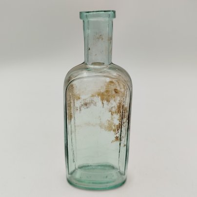 Флакон изумрудного оттенка шестиугольной формы, стекло, Западная Европа, 1900-1940 гг.