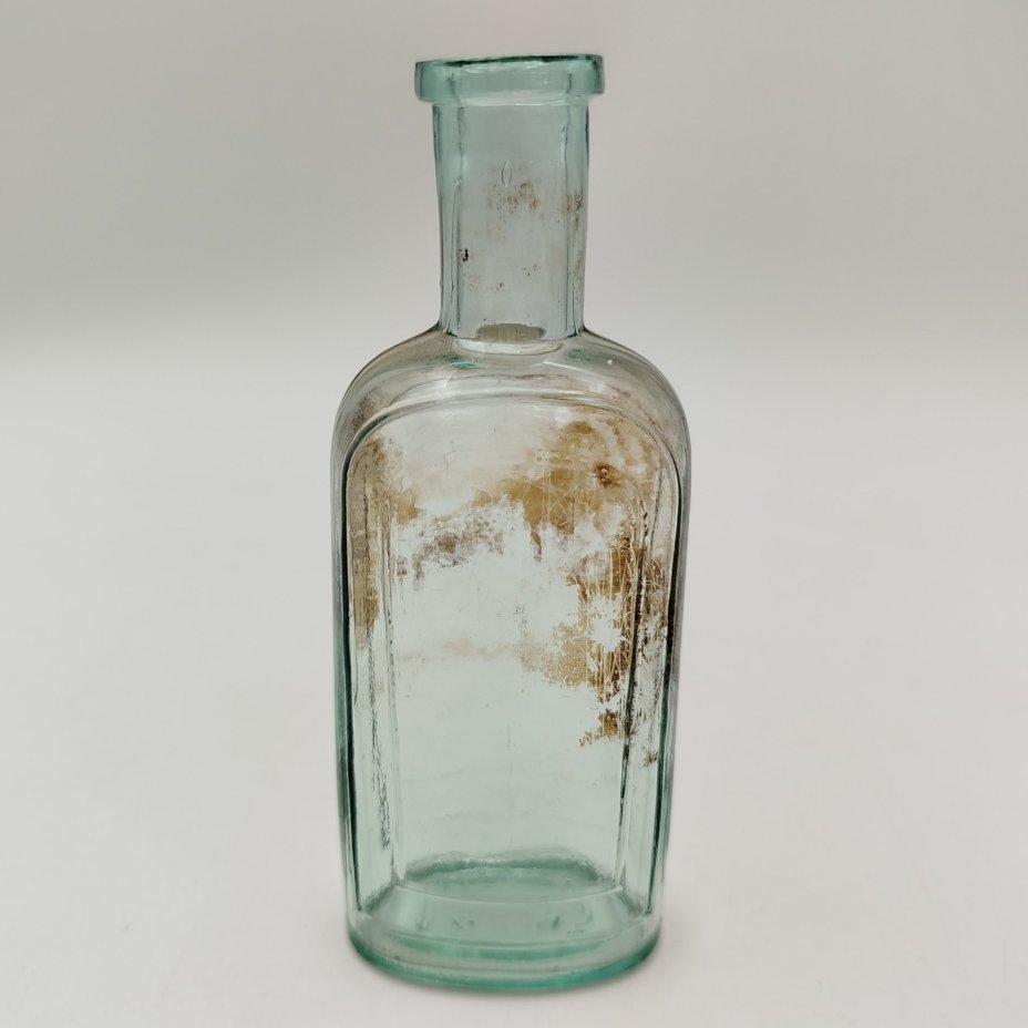 Флакон изумрудного оттенка шестиугольной формы, стекло, Западная Европа, 1900-1940 гг.