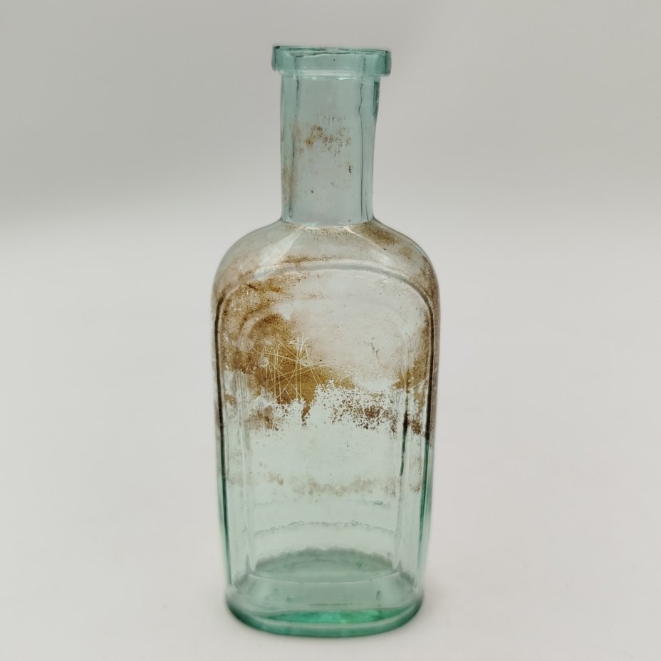 Флакон изумрудного оттенка шестиугольной формы, стекло, Западная Европа, 1900-1940 гг.