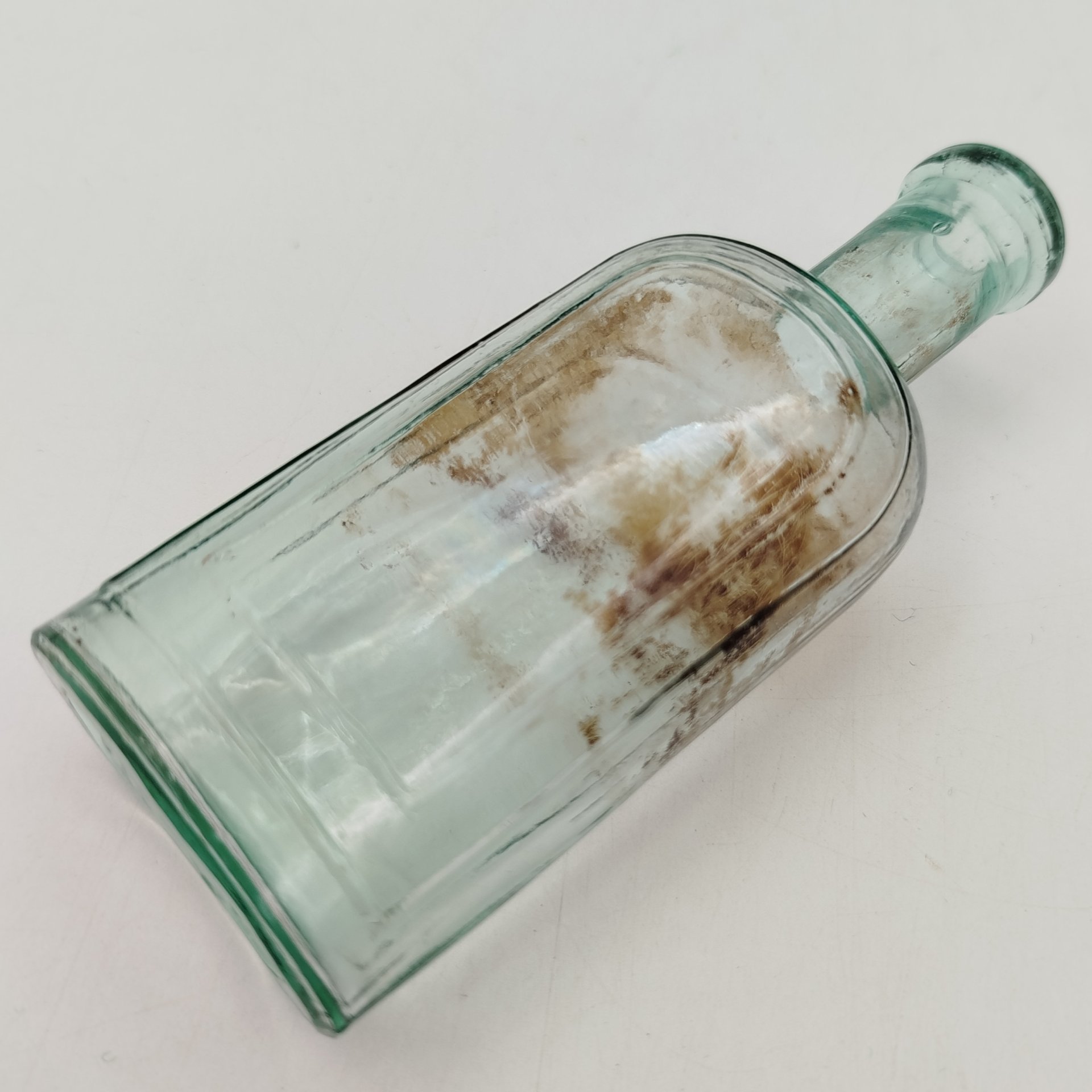 Флакон изумрудного оттенка шестиугольной формы, стекло, Западная Европа, 1900-1940 гг.