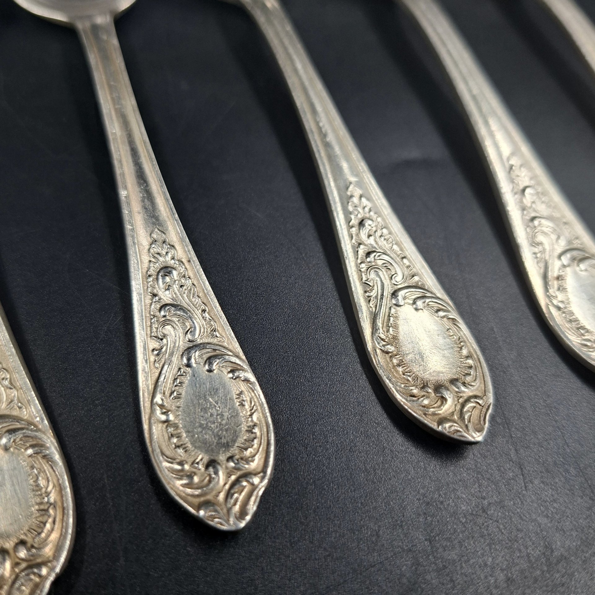 Набор из шести чайных ложек с растительным декором, мНЦ (медь-никель-цинк), Вольнянский завод столовых приборов им. Шевченко (ЗiШ, ЗиШ), СССР, 1960-1990 гг.