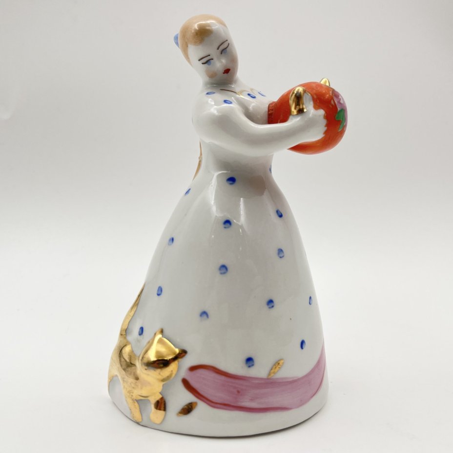 Статуэтка "Девушка с чайником" ("Семейное чаепитие"), автор Н. А. Малышева, фарфор, роспись, золочение, Дулевский фарфоровый завод (Дулёво), СССР, 1968-1991 гг.