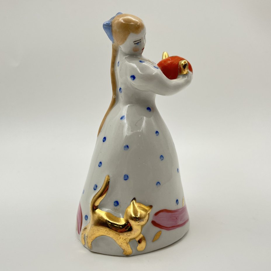 Статуэтка "Девушка с чайником" ("Семейное чаепитие"), автор Н. А. Малышева, фарфор, роспись, золочение, Дулевский фарфоровый завод (Дулёво), СССР, 1968-1991 гг.