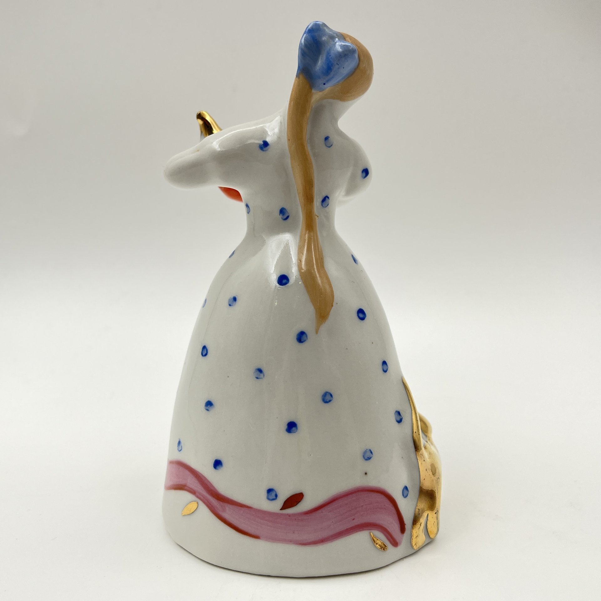 Статуэтка "Девушка с чайником" ("Семейное чаепитие"), автор Н. А. Малышева, фарфор, роспись, золочение, Дулевский фарфоровый завод (Дулёво), СССР, 1968-1991 гг.