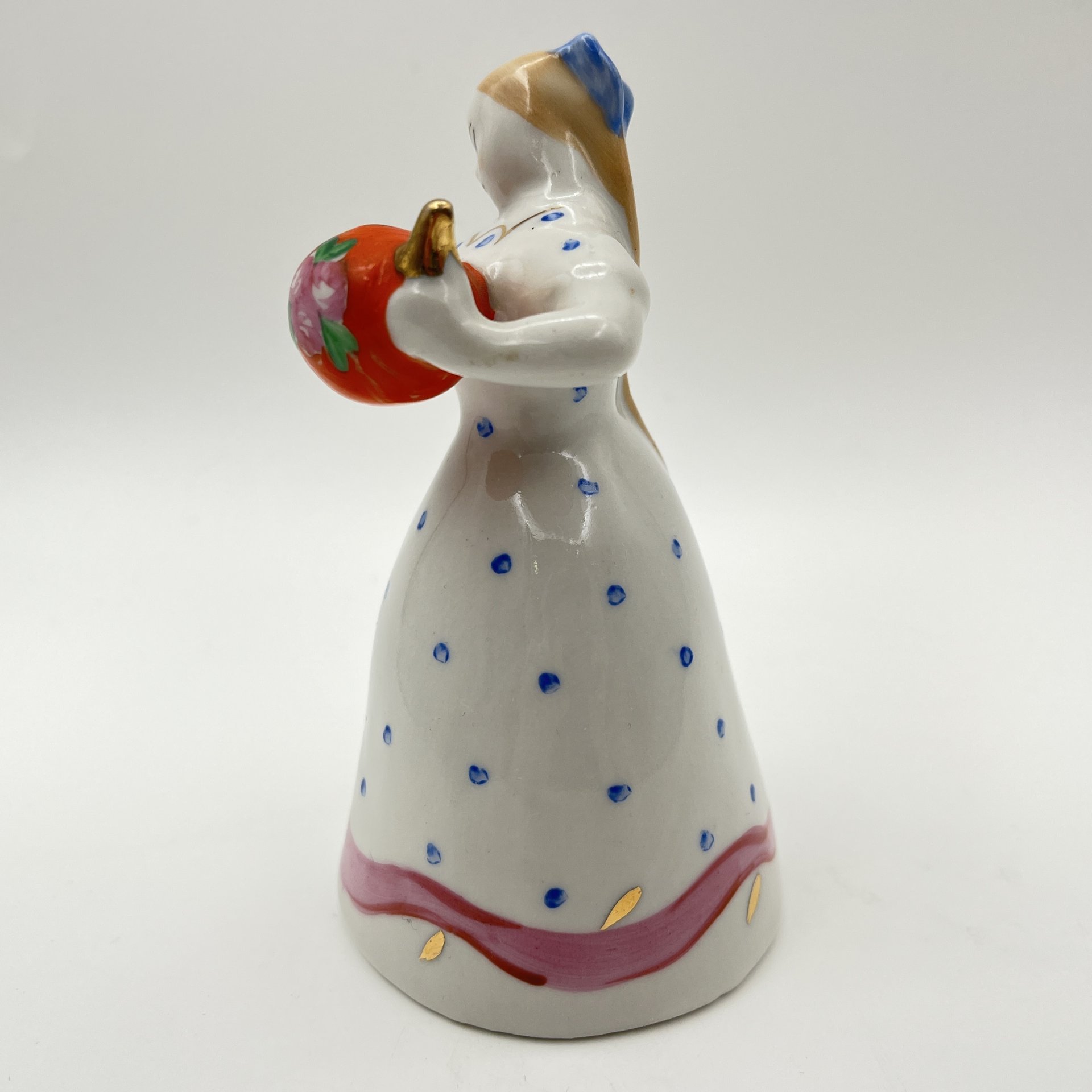 Статуэтка "Девушка с чайником" ("Семейное чаепитие"), автор Н. А. Малышева, фарфор, роспись, золочение, Дулевский фарфоровый завод (Дулёво), СССР, 1968-1991 гг.