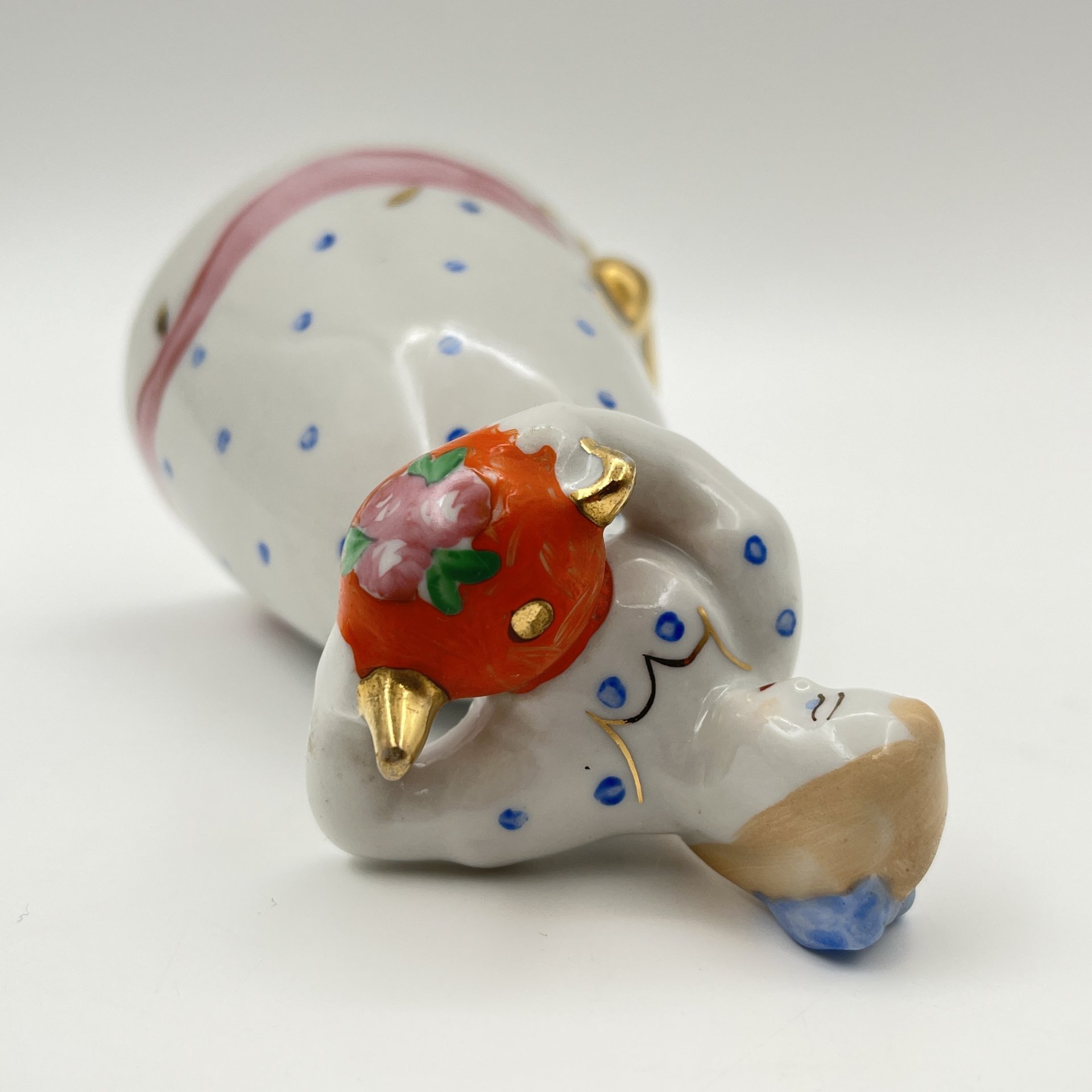 Статуэтка "Девушка с чайником" ("Семейное чаепитие"), автор Н. А. Малышева, фарфор, роспись, золочение, Дулевский фарфоровый завод (Дулёво), СССР, 1968-1991 гг.