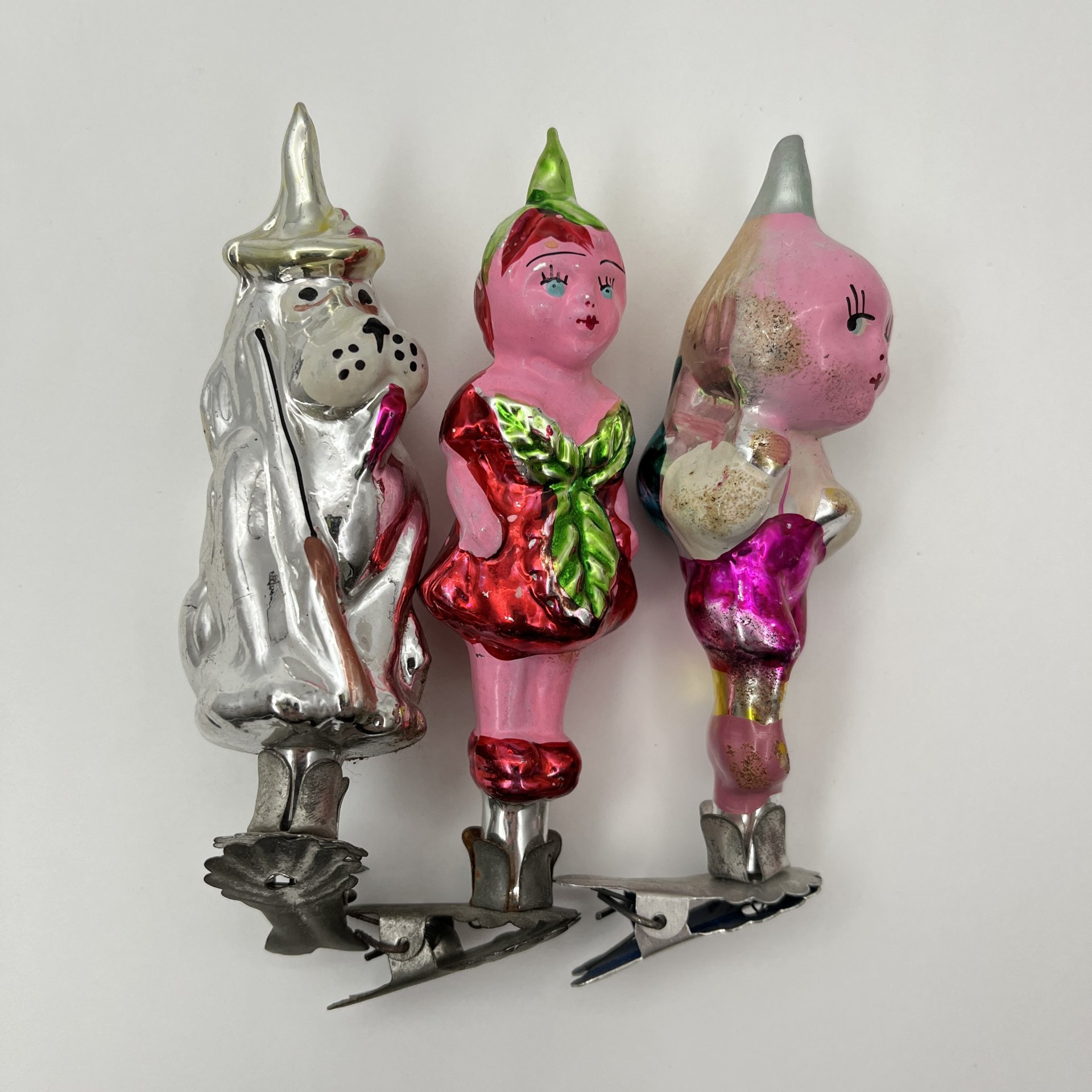 Набор ёлочных игрушек на прищепках «Чиполлино» 3 шт. ("Чиполлино", "Служанка Земляничка", "Сторожевой пёс Мастино"), стекло, металл, роспись, Артель «Культигрушка», СССР, 1950-1960 гг.