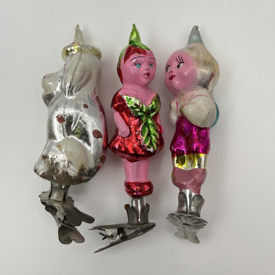 Набор ёлочных игрушек на прищепках «Чиполлино» 3 шт. ("Чиполлино", "Служанка Земляничка", "Сторожевой пёс Мастино"), стекло, металл, роспись, Артель «Культигрушка», СССР, 1950-1960 гг.