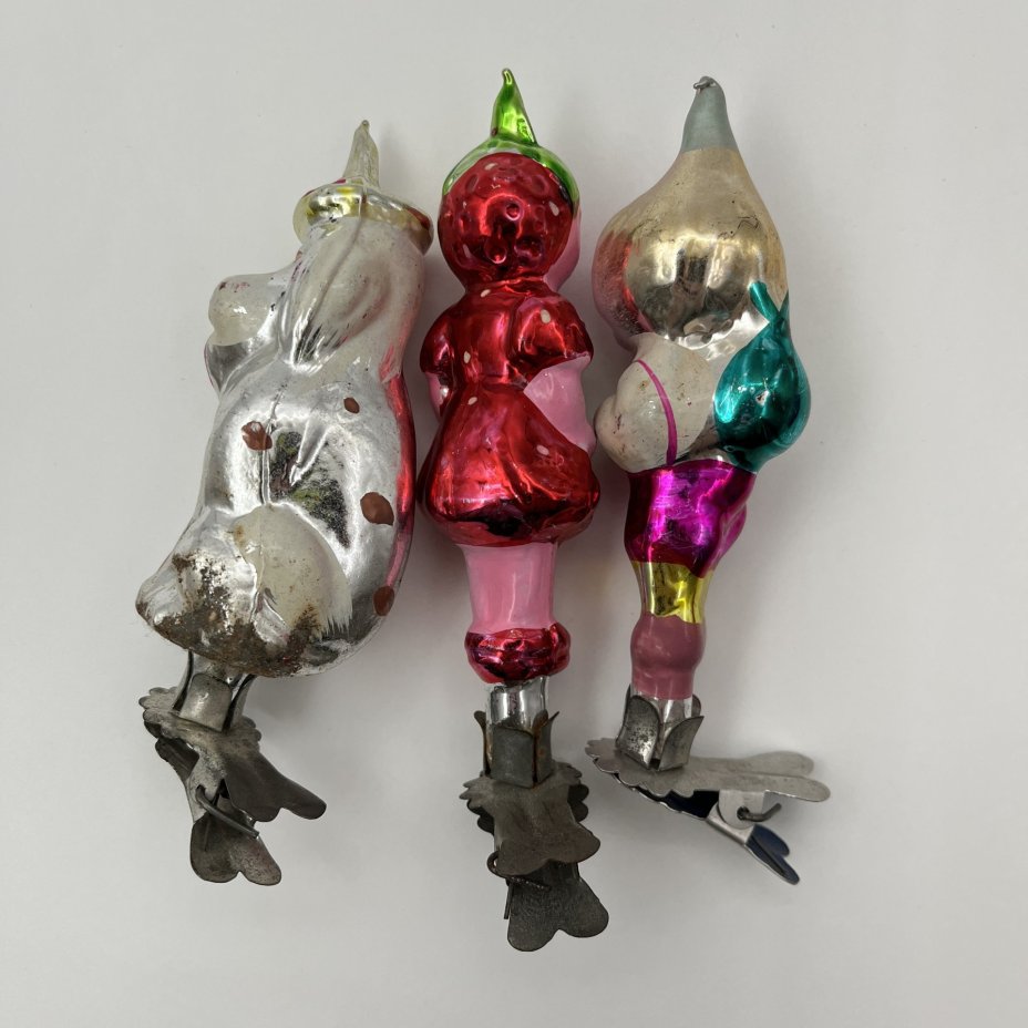 Набор ёлочных игрушек на прищепках «Чиполлино» 3 шт. ("Чиполлино", "Служанка Земляничка", "Сторожевой пёс Мастино"), стекло, металл, роспись, Артель «Культигрушка», СССР, 1950-1960 гг.