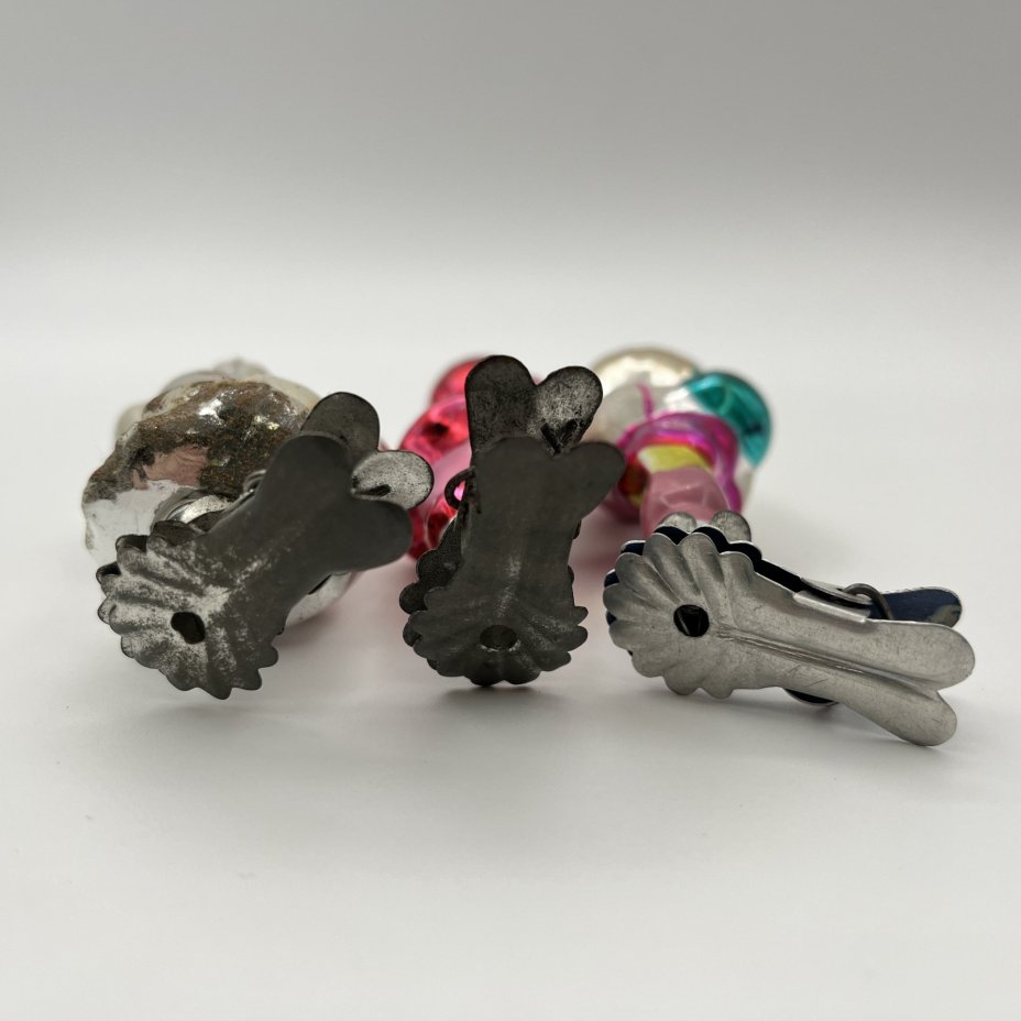 Набор ёлочных игрушек на прищепках «Чиполлино» 3 шт. ("Чиполлино", "Служанка Земляничка", "Сторожевой пёс Мастино"), стекло, металл, роспись, Артель «Культигрушка», СССР, 1950-1960 гг.