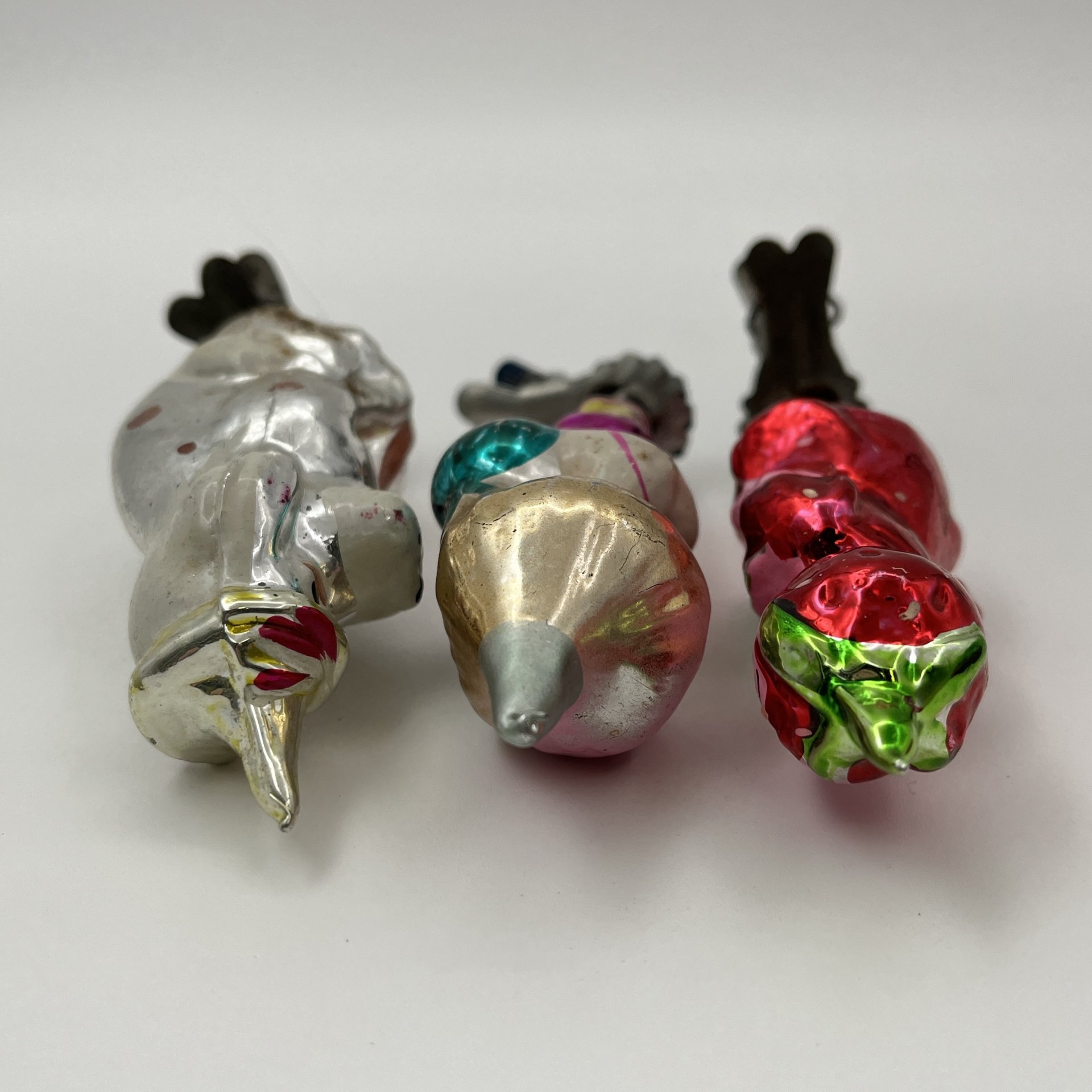 Набор ёлочных игрушек на прищепках «Чиполлино» 3 шт. ("Чиполлино", "Служанка Земляничка", "Сторожевой пёс Мастино"), стекло, металл, роспись, Артель «Культигрушка», СССР, 1950-1960 гг.