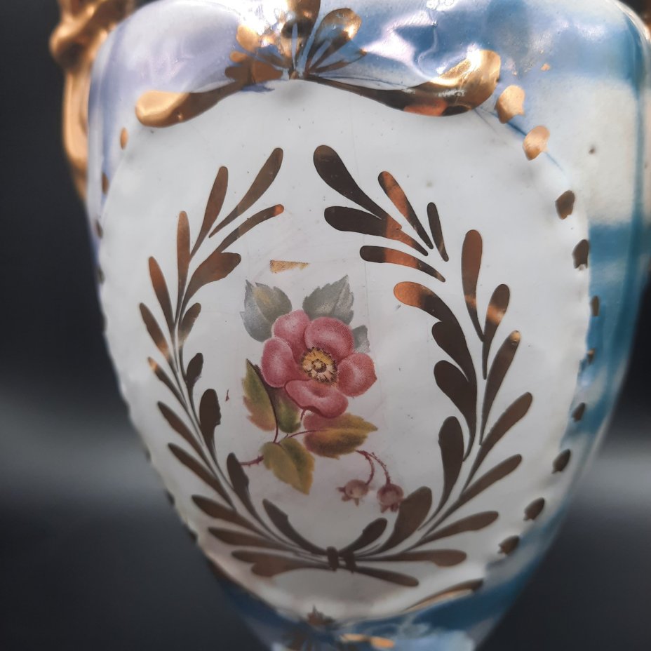 Ваза-амфора с цветочным декором