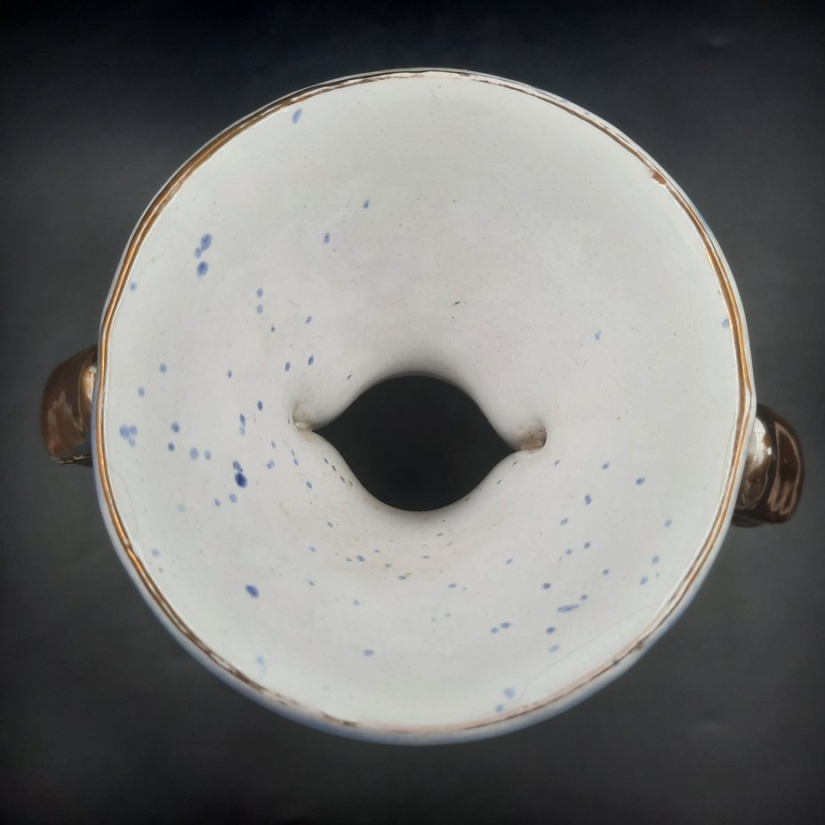 Ваза-амфора с цветочным декором