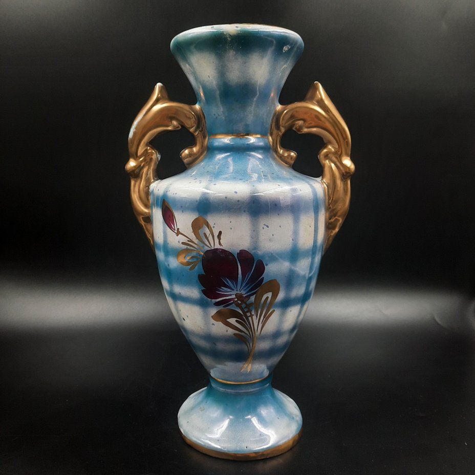 Ваза-амфора с цветочным декором