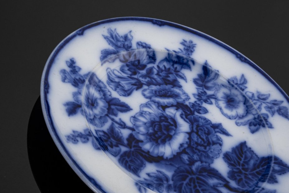 Тарелка "Hollyhock" с декором в виде цветов мальвы, фаянс, деколь, Wedgwood, Великобритания, 1850-1900 гг., Wedgwood