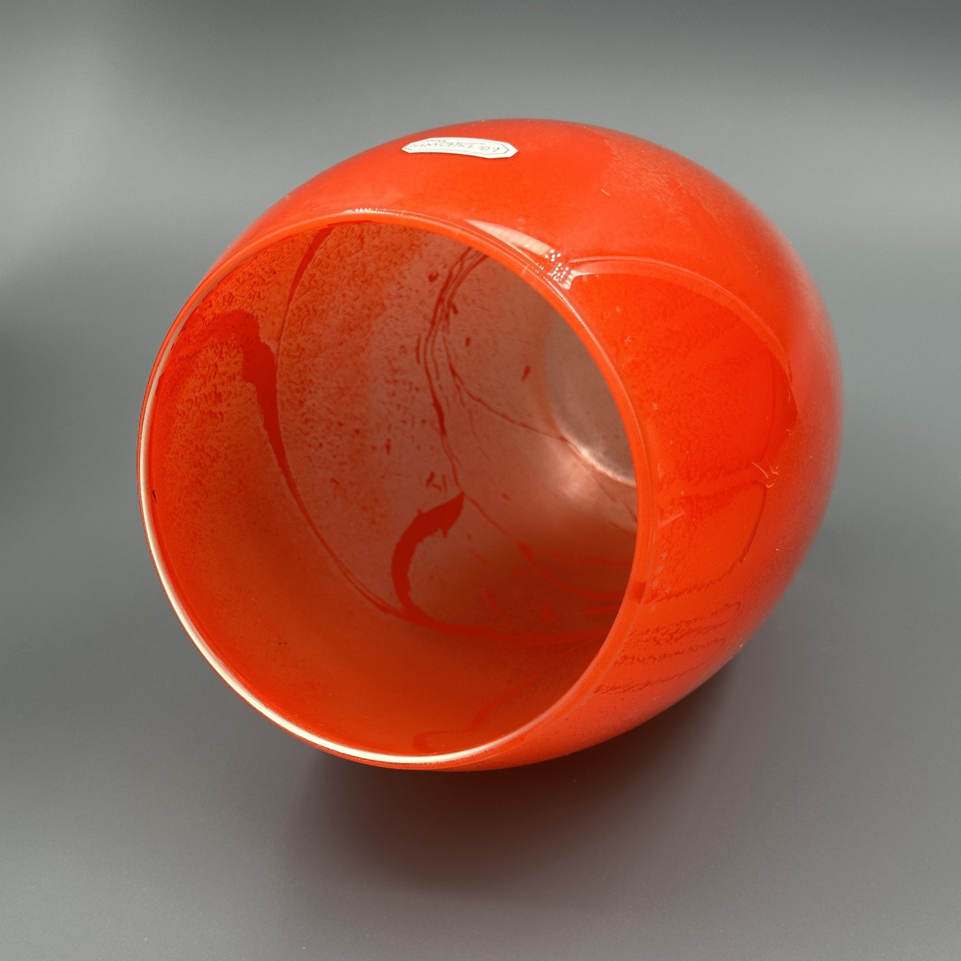 Ваза красного оттенка, лаконичной формы, Cristal D'Arques Durand