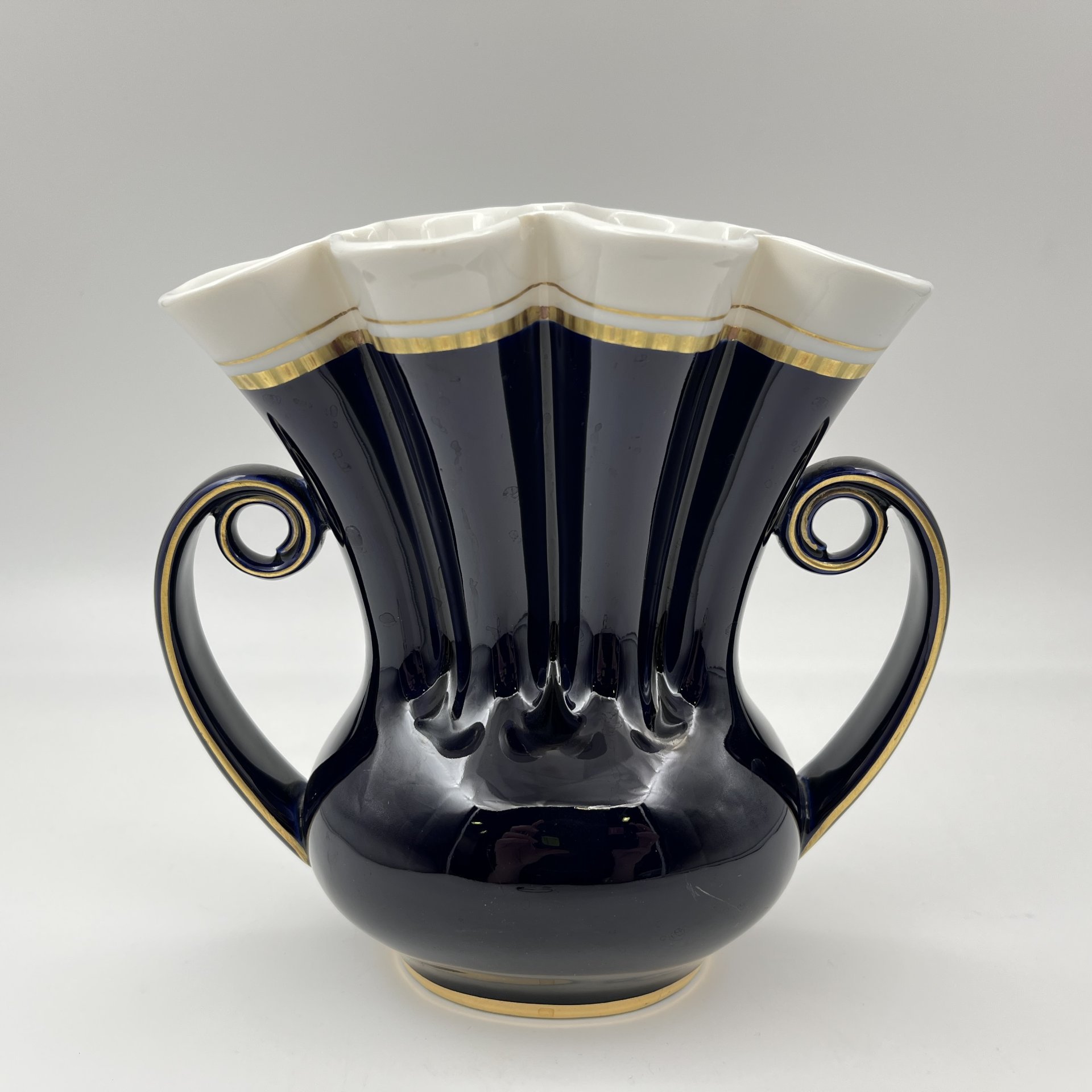 Ваза "Веерная", автор Э.М. Криммер, фарфор, крытье кобальтом, золочение, Ленинградский фарфоровый завод (ЛФЗ), СССР, 1950-1970 гг.