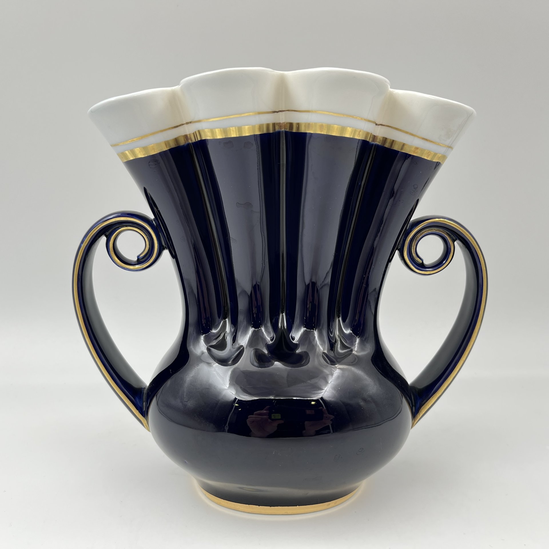 Ваза "Веерная", автор Э.М. Криммер, фарфор, крытье кобальтом, золочение, Ленинградский фарфоровый завод (ЛФЗ), СССР, 1950-1970 гг.