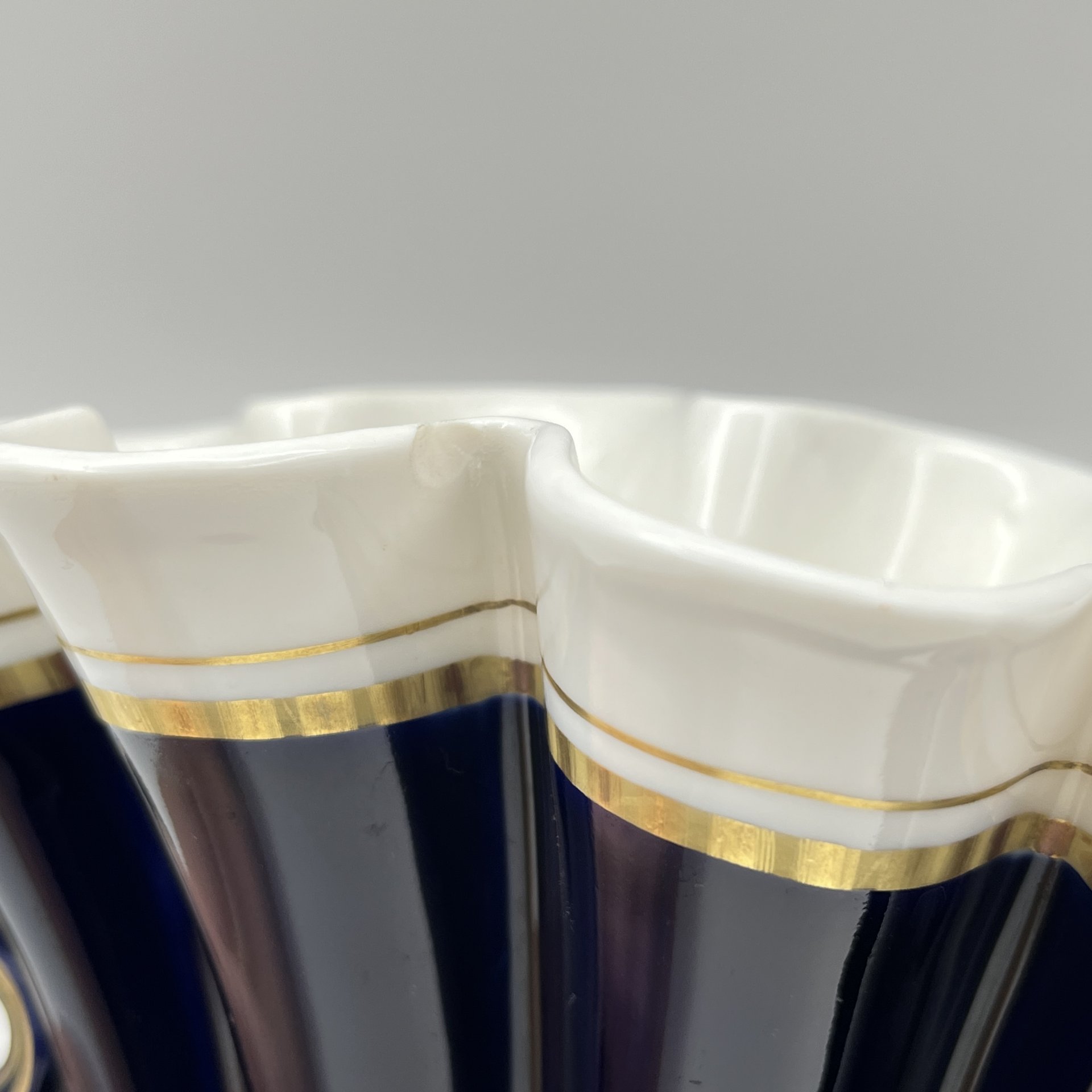 Ваза "Веерная", автор Э.М. Криммер, фарфор, крытье кобальтом, золочение, Ленинградский фарфоровый завод (ЛФЗ), СССР, 1950-1970 гг.