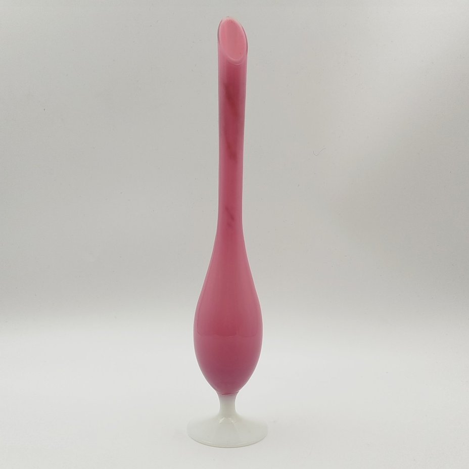 Ваза вытянутой формы розового оттенка, цветное стекло, Западная Европа, 1960-1980 гг.