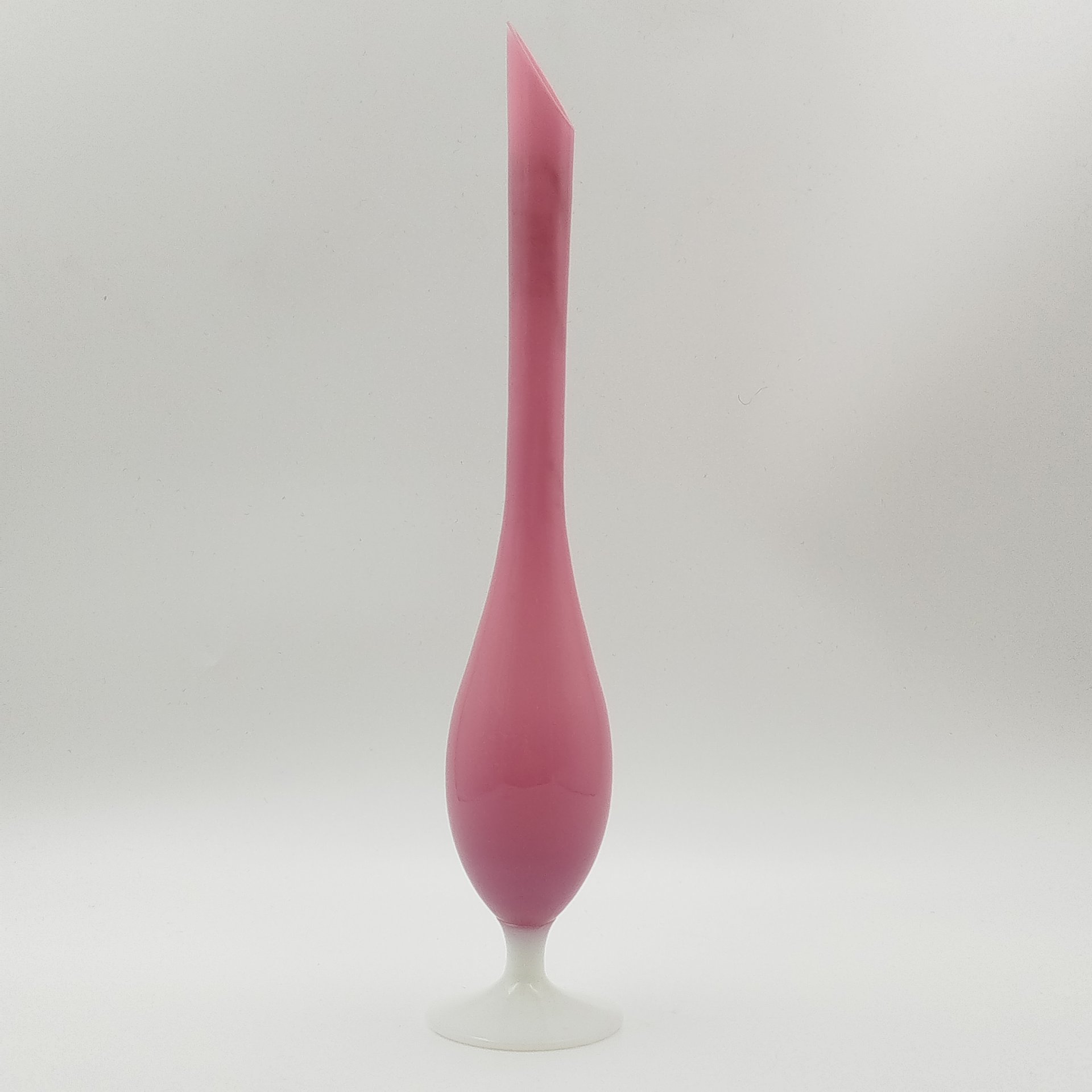 Ваза вытянутой формы розового оттенка, цветное стекло, Западная Европа, 1960-1980 гг.