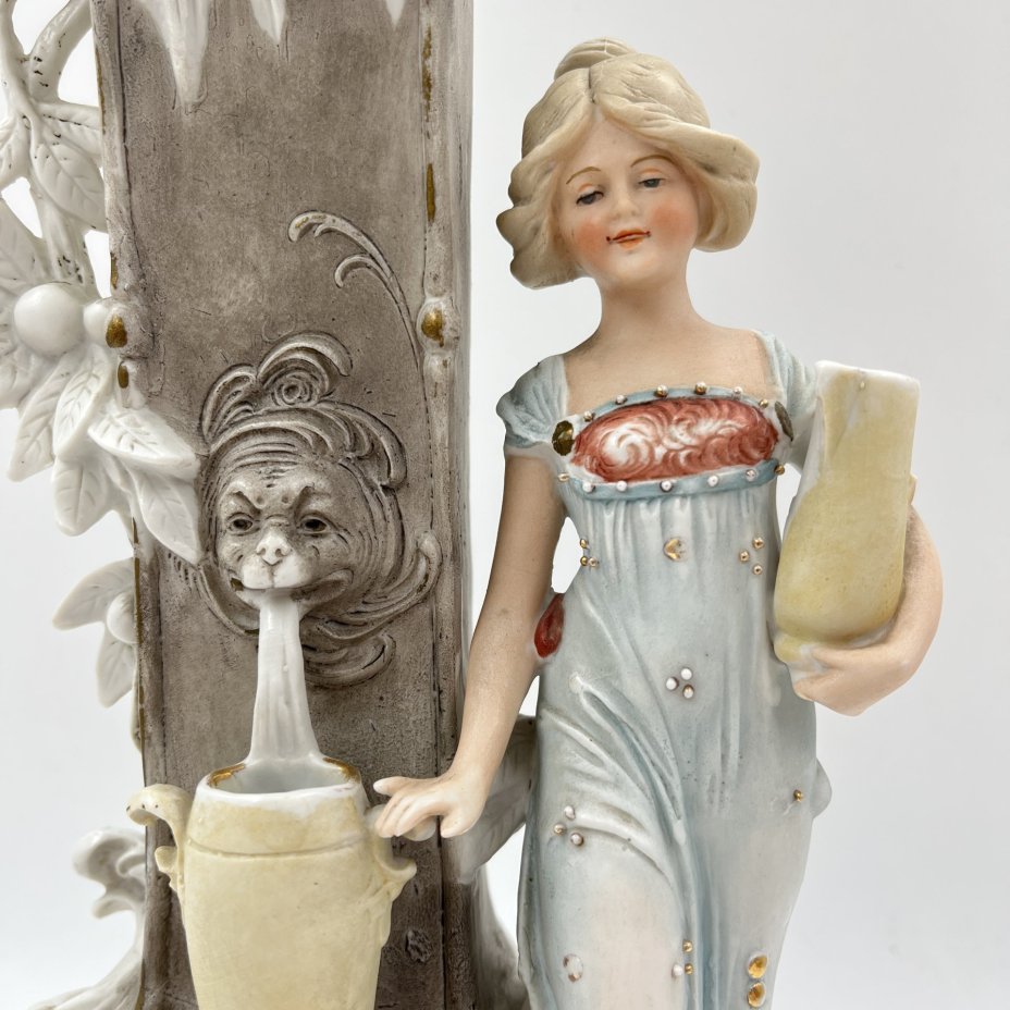 Статуэтка (ваза) "Девочка у фонтана"