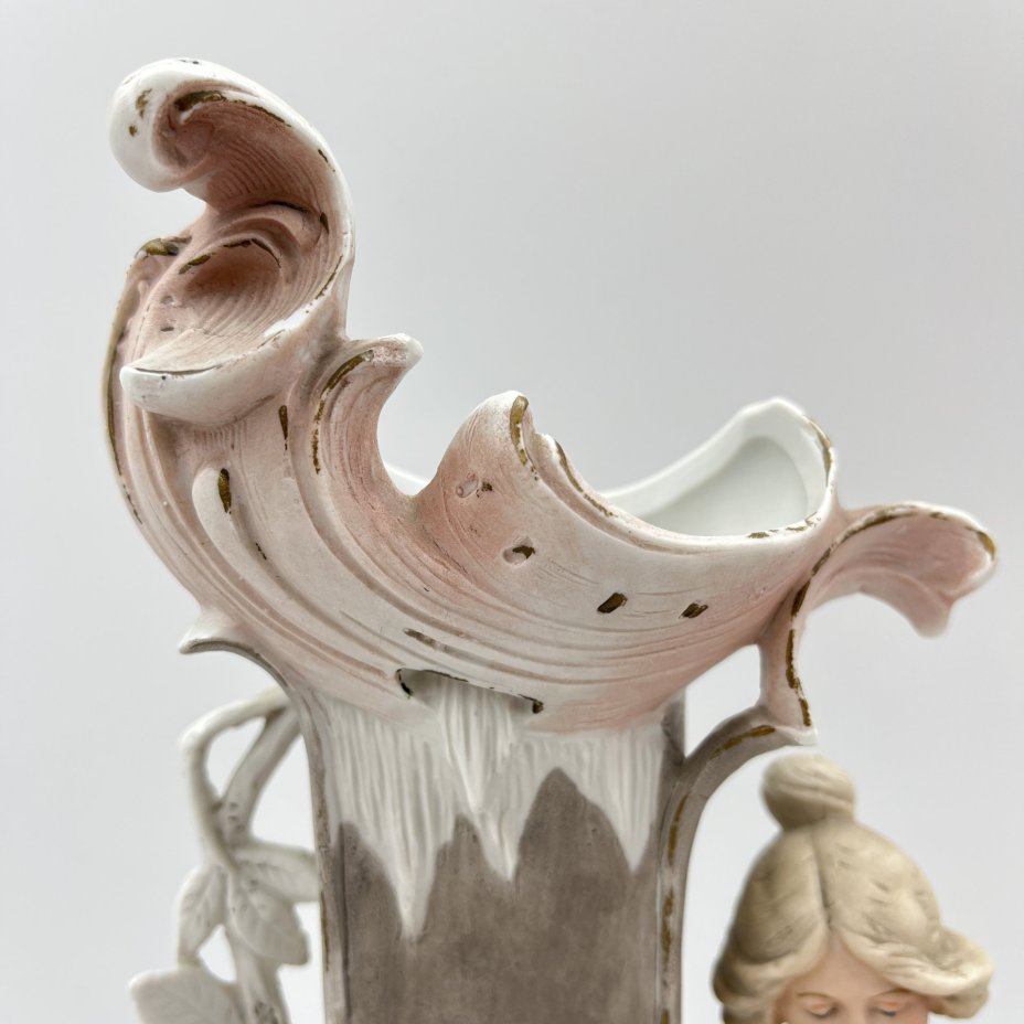 Статуэтка (ваза) "Девочка у фонтана"