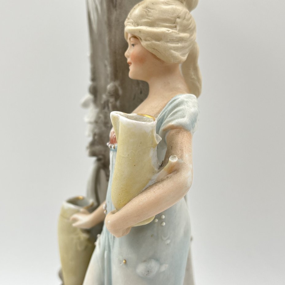 Статуэтка (ваза) "Девочка у фонтана"