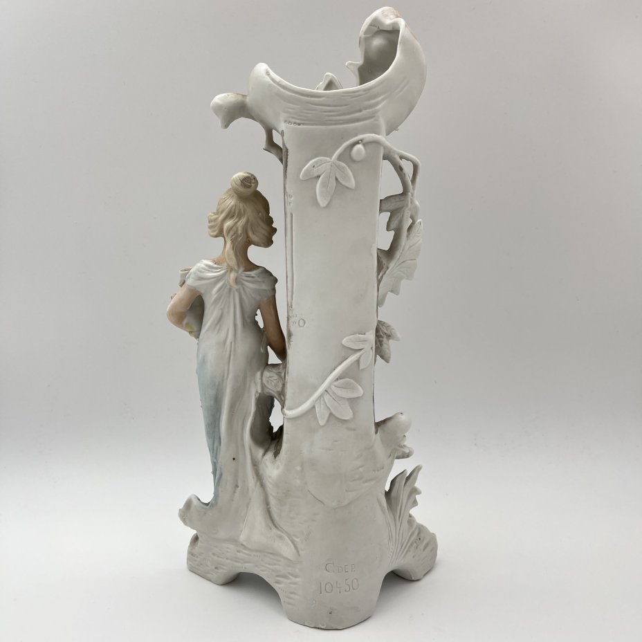 Статуэтка (ваза) "Девочка у фонтана"