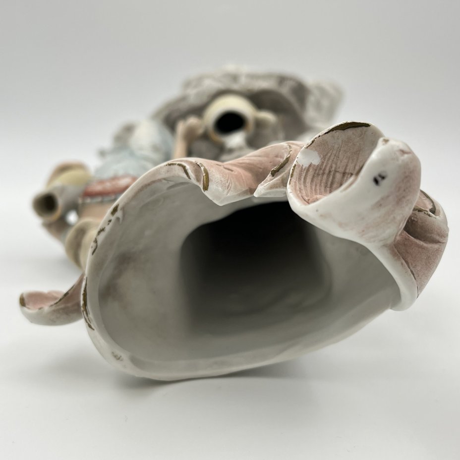 Статуэтка (ваза) "Девочка у фонтана"