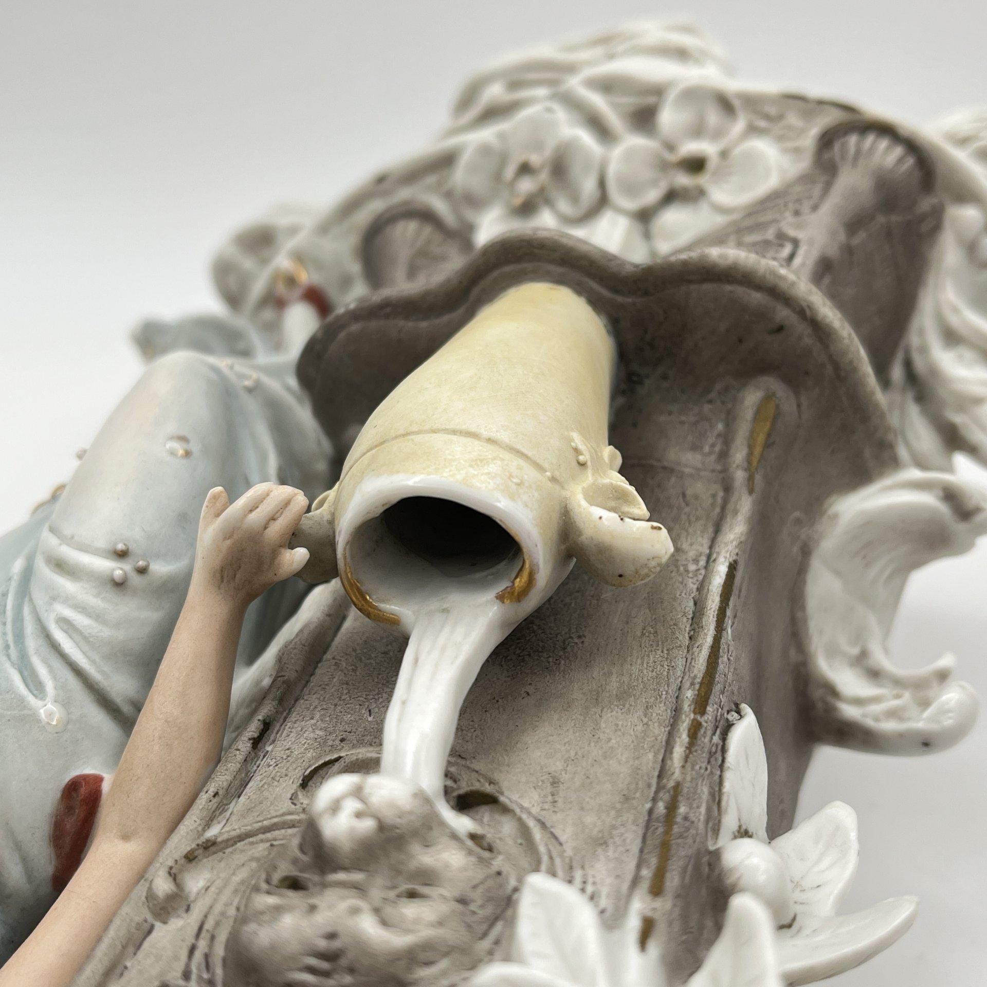 Статуэтка (ваза) "Девочка у фонтана", бисквит, роспись, золочение, Carl Schneiders Erben, Германия, 1880-1900 гг.