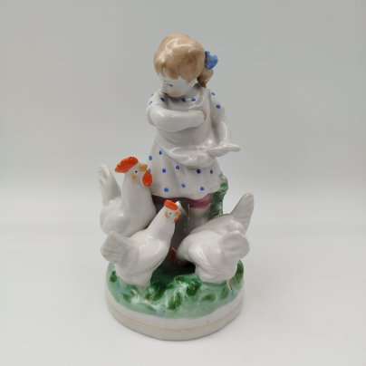 Статуэтка "Девочка кормит кур", автор Н. А. Малышева, фарфор, роспись, золочение, Дулевский фарфоровый завод (Дулёво), СССР, 1963 г.