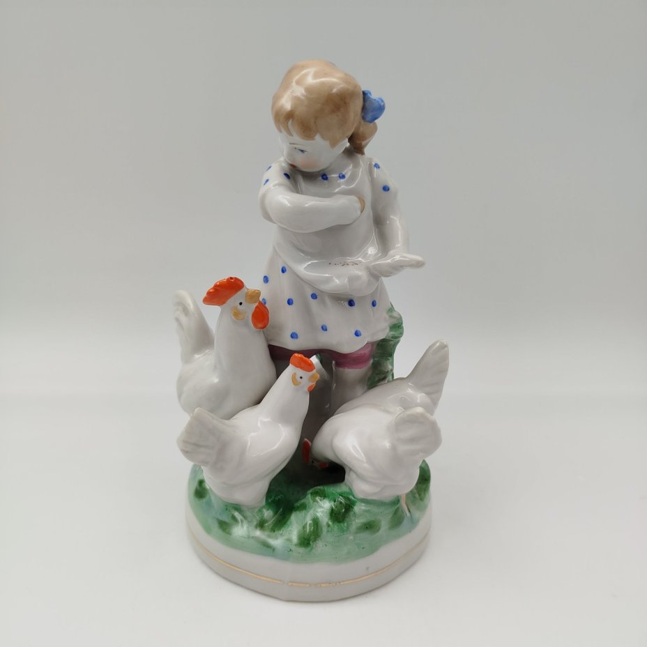 Статуэтка "Девочка кормит кур", автор Н. А. Малышева, фарфор, роспись, золочение, Дулевский фарфоровый завод (Дулёво), СССР, 1963 г.
